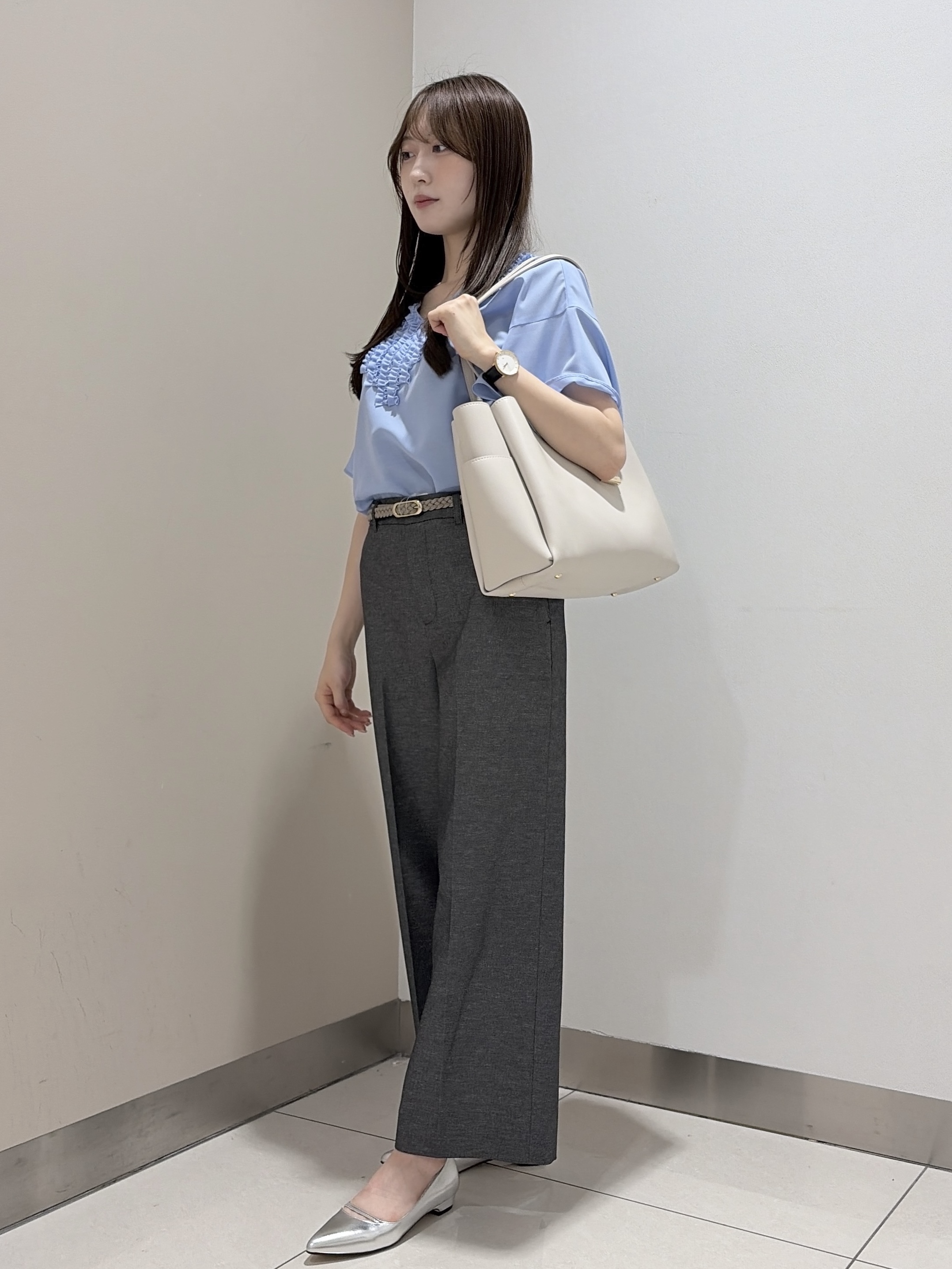 岡田美詩さんの「UNTITLED｜【接触冷感/通気性/洗える】Vネックフリルブラウス」を使ったコーディネート