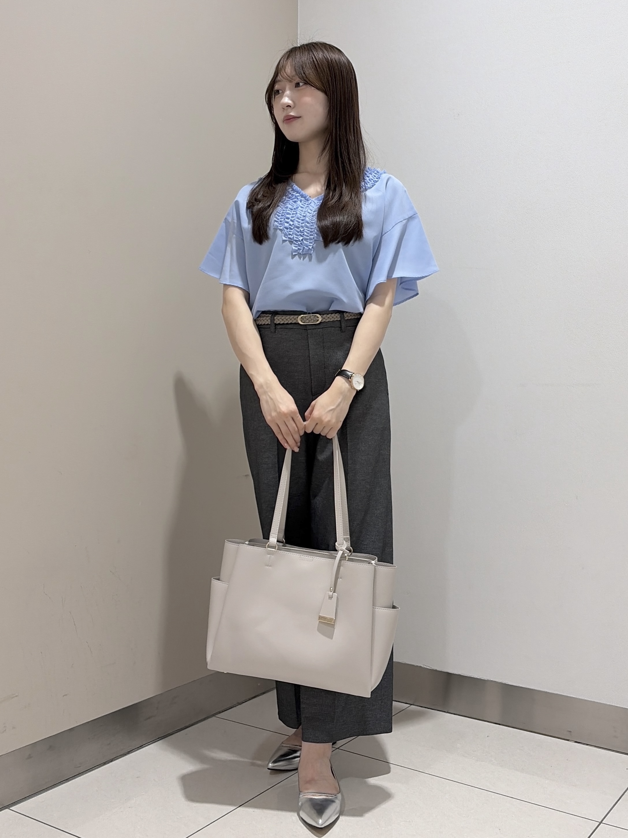 岡田美詩さんの「UNTITLED｜【接触冷感/通気性/洗える】Vネックフリルブラウス」を使ったコーディネート