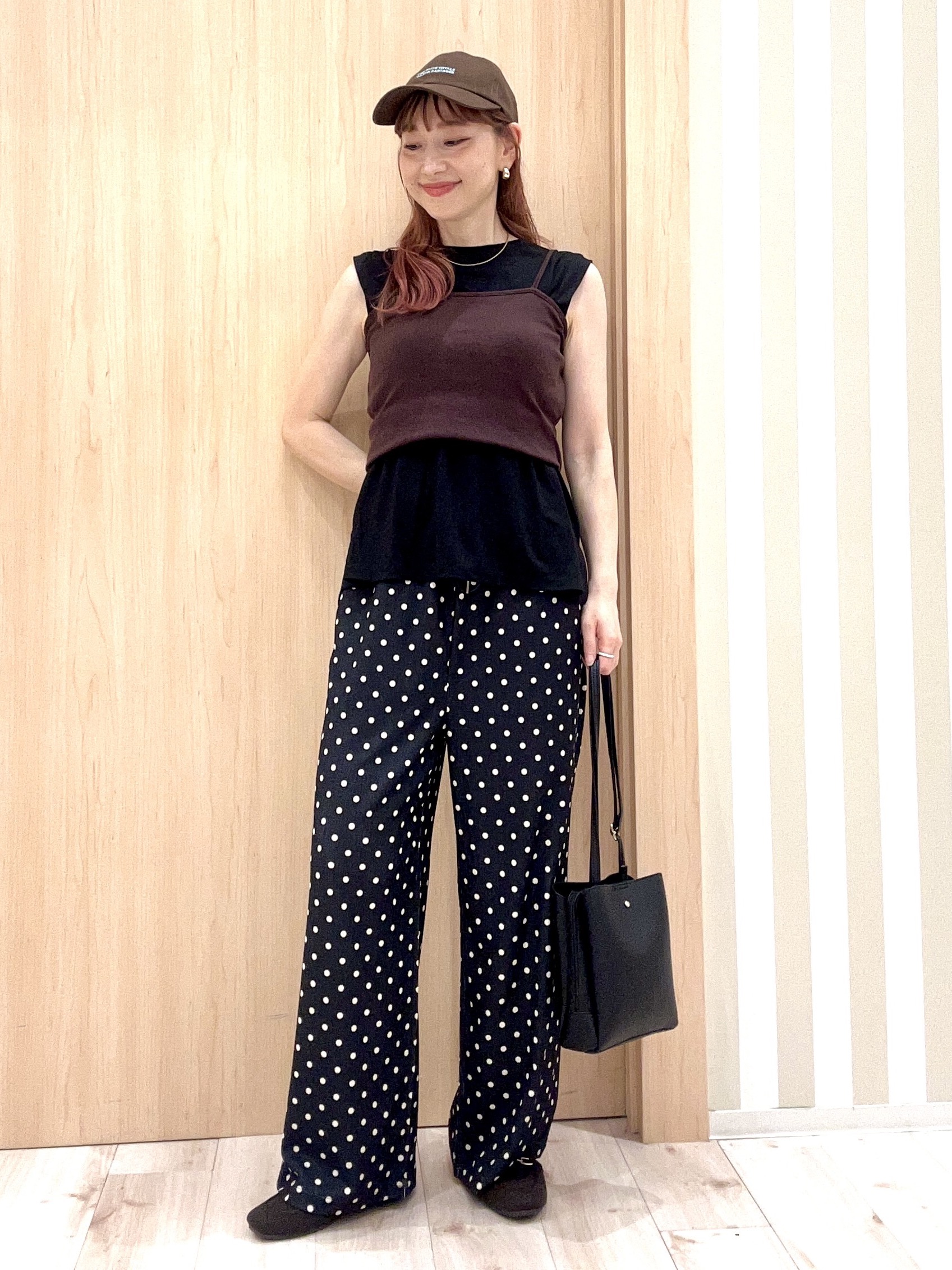 ririさんの「SHOO･LA･RUE｜【UVカット/接触冷感】上品に涼し気 とろみタックノースリーブトップス」を使ったコーディネート