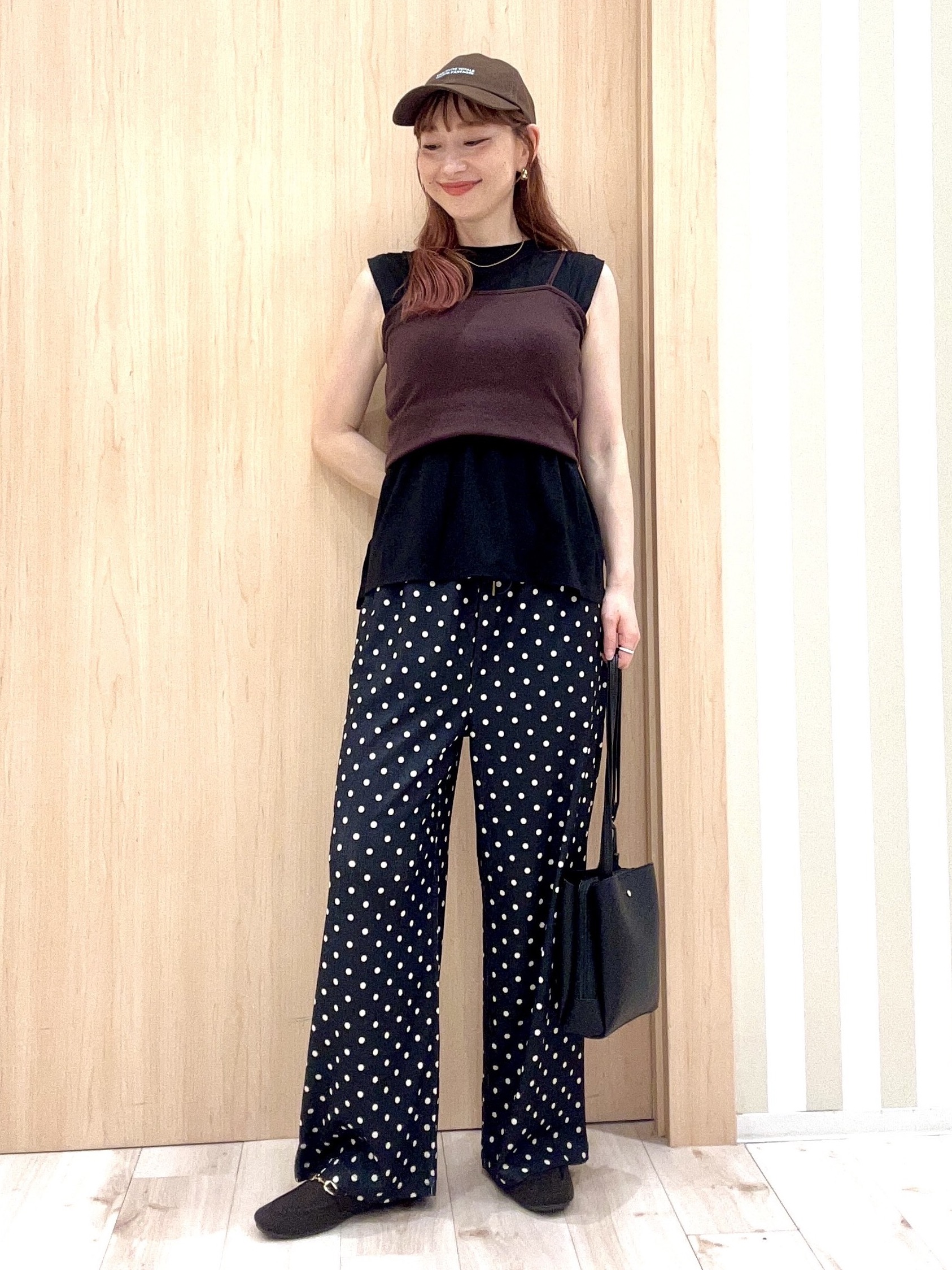 ririさんの「SHOO･LA･RUE｜【UVカット/接触冷感】上品に涼し気 とろみタックノースリーブトップス」を使ったコーディネート
