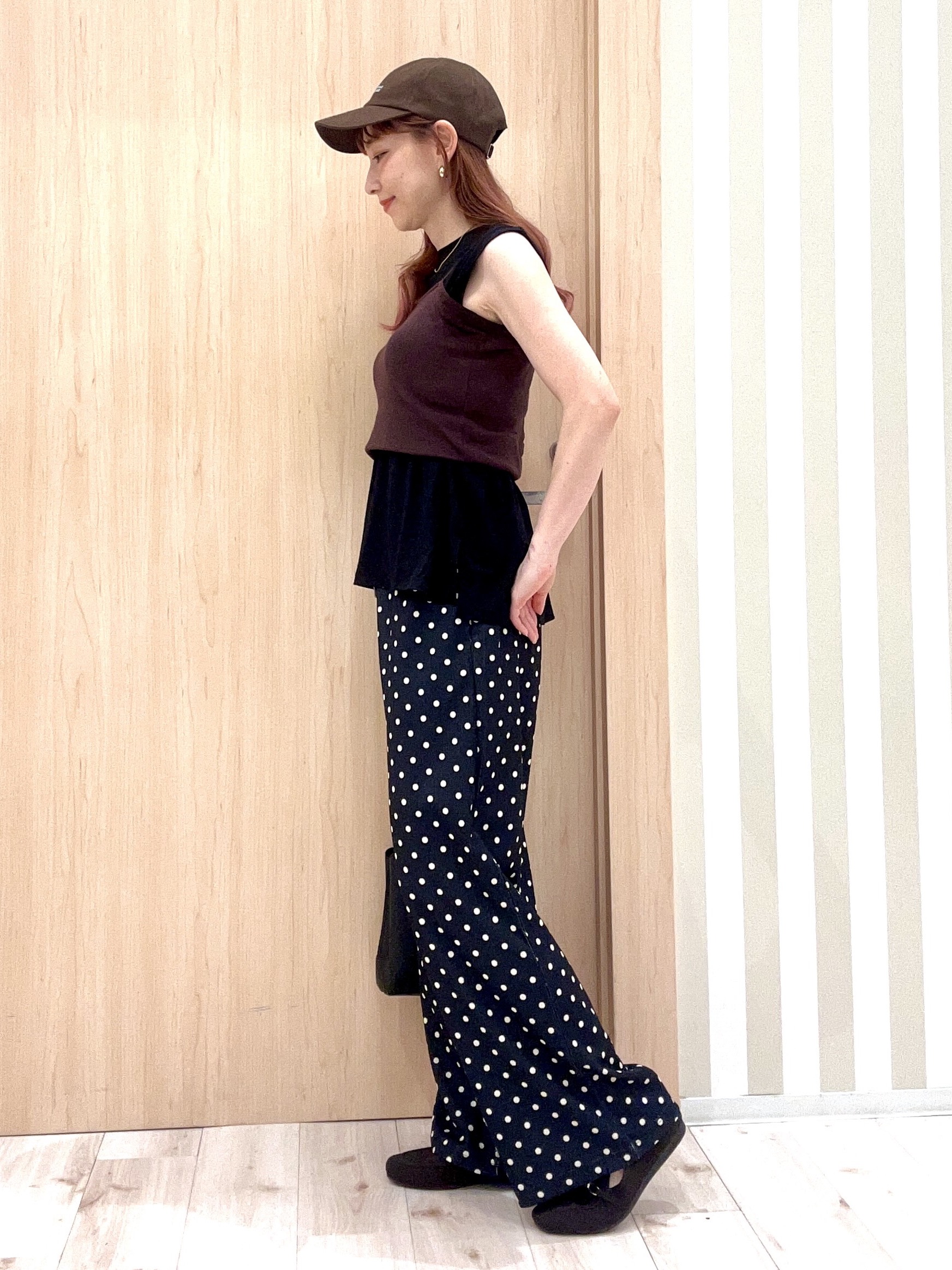 ririさんの「SHOO･LA･RUE｜【UVカット/接触冷感】上品に涼し気 とろみタックノースリーブトップス」を使ったコーディネート