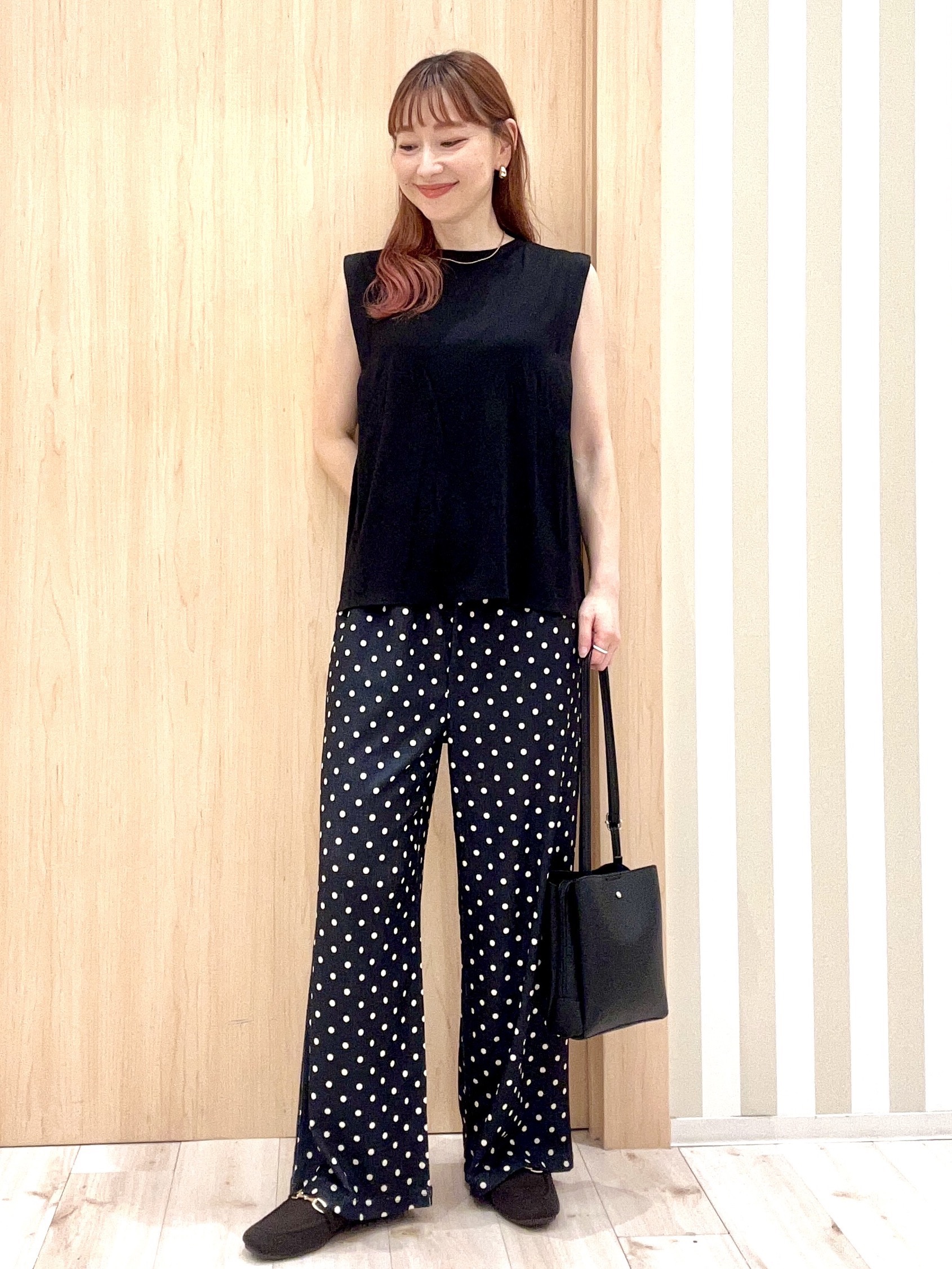 ririさんの「SHOO･LA･RUE｜【UVカット/接触冷感】上品に涼し気 とろみタックノースリーブトップス」を使ったコーディネート
