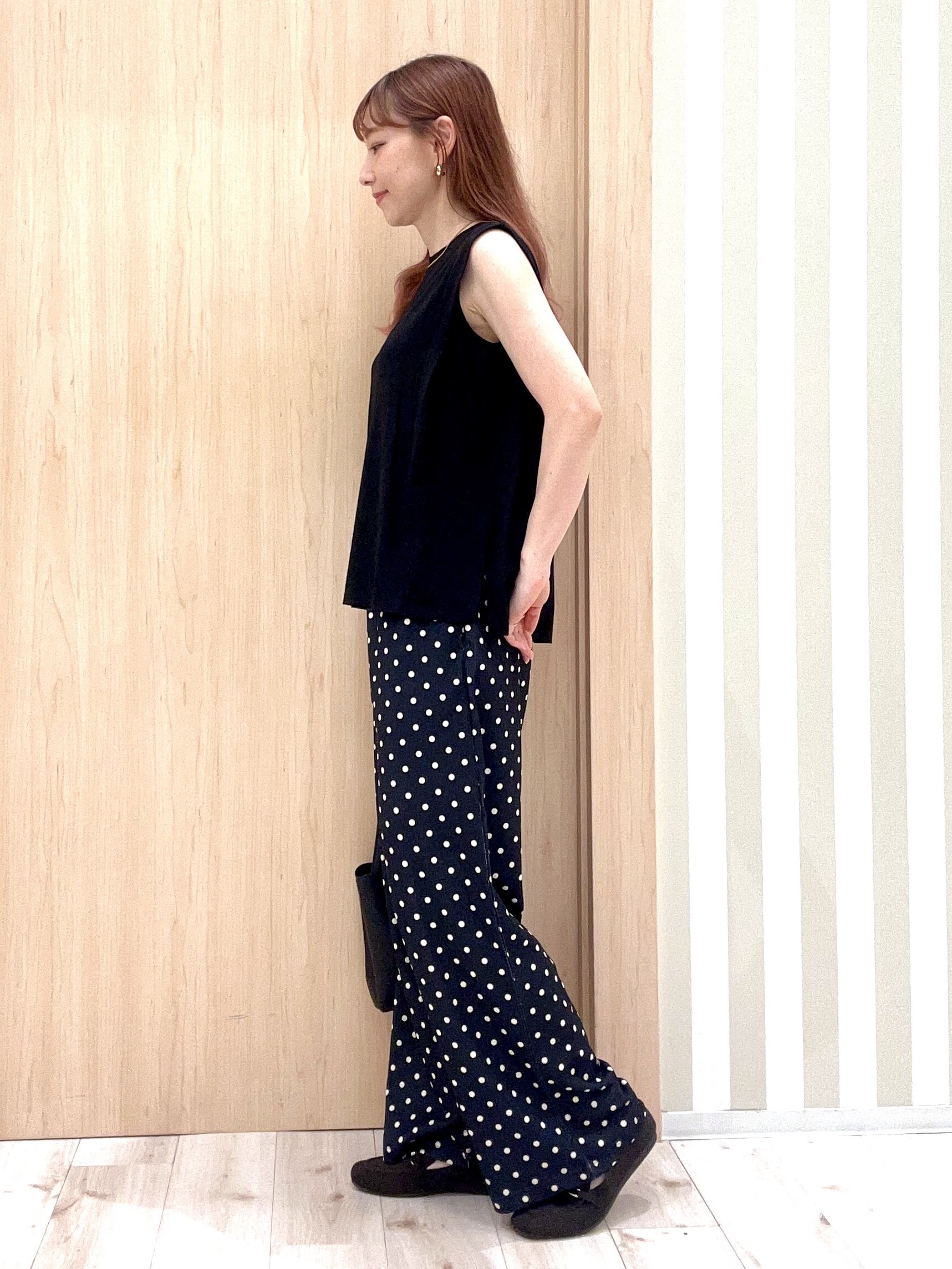 ririさんの「SHOO･LA･RUE｜【UVカット/接触冷感】上品に涼し気 とろみタックノースリーブトップス」を使ったコーディネート