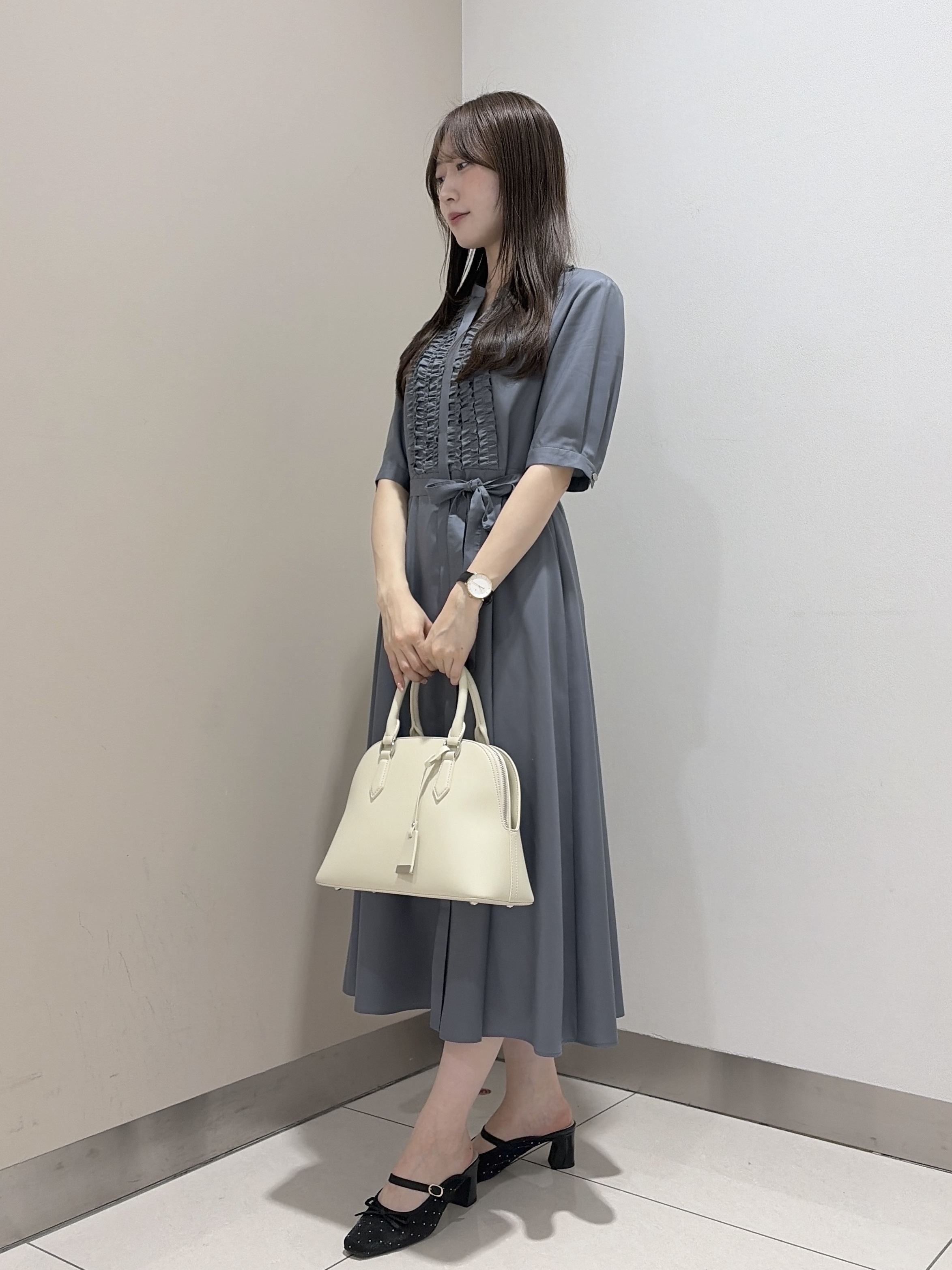 岡田美詩さんの「UNTITLED｜【1枚で着映え】フロントフリルワンピース」を使ったコーディネート