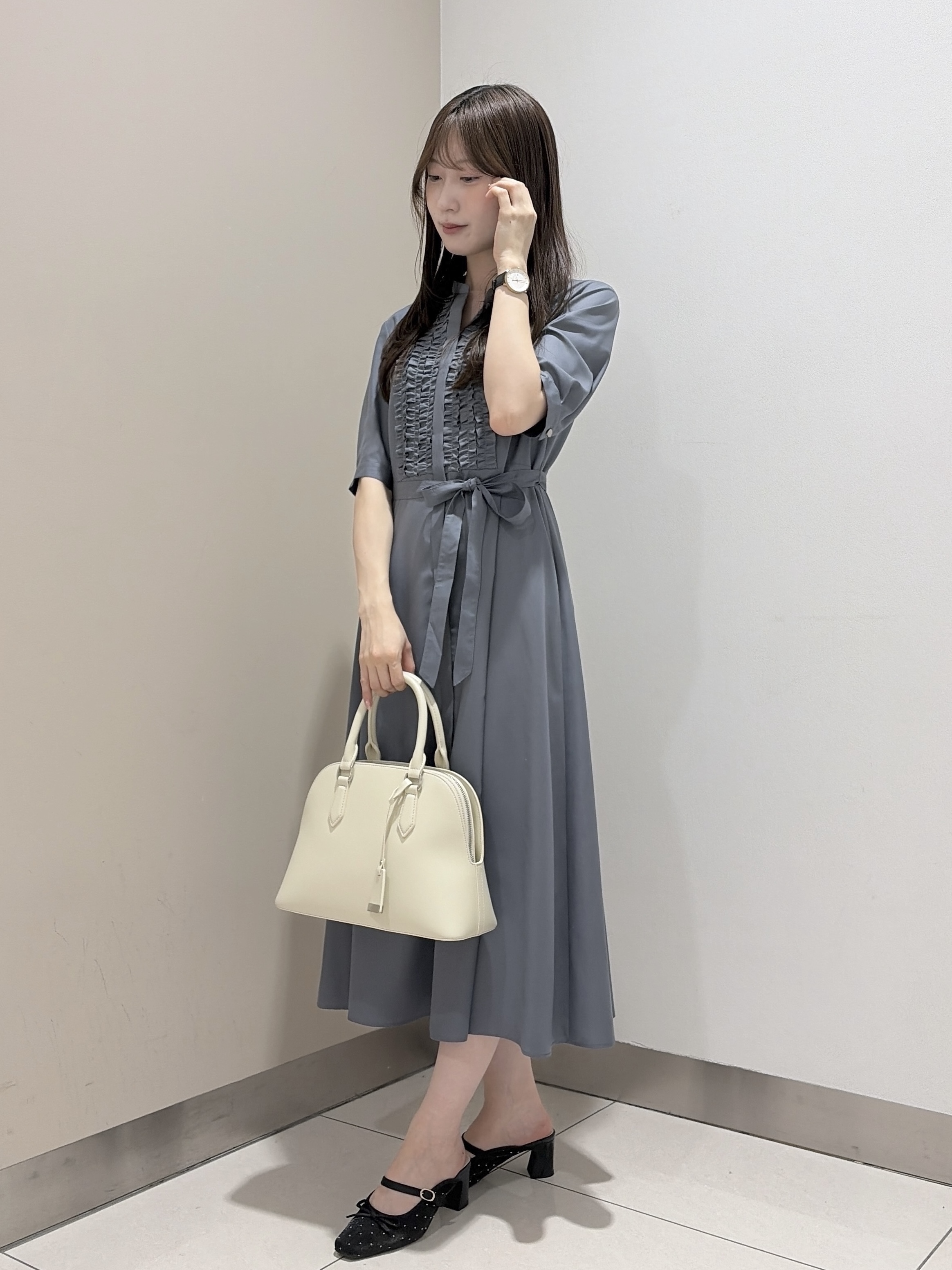 岡田美詩さんの「UNTITLED｜【1枚で着映え】フロントフリルワンピース」を使ったコーディネート