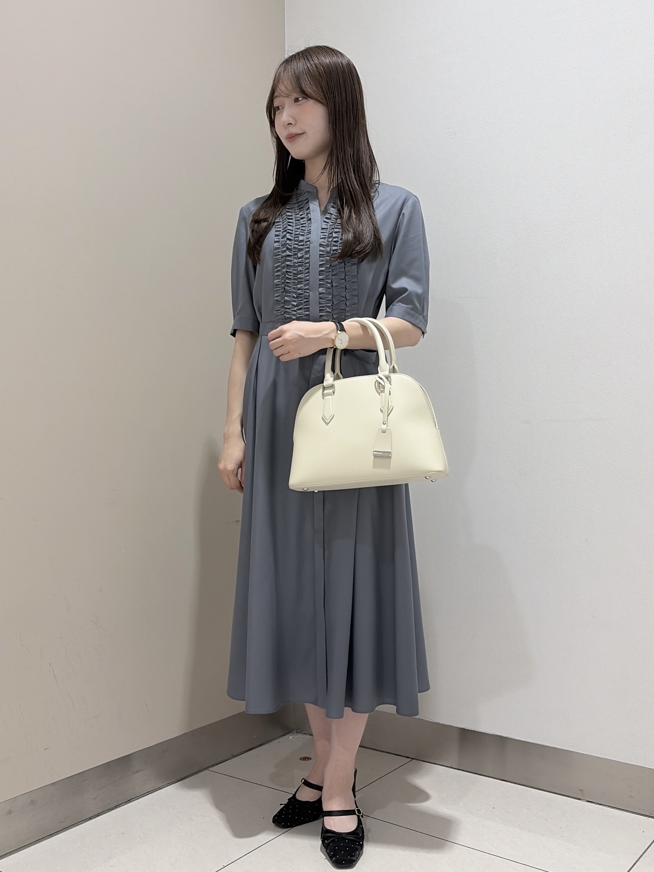 岡田美詩さんの「UNTITLED｜【1枚で着映え】フロントフリルワンピース」を使ったコーディネート