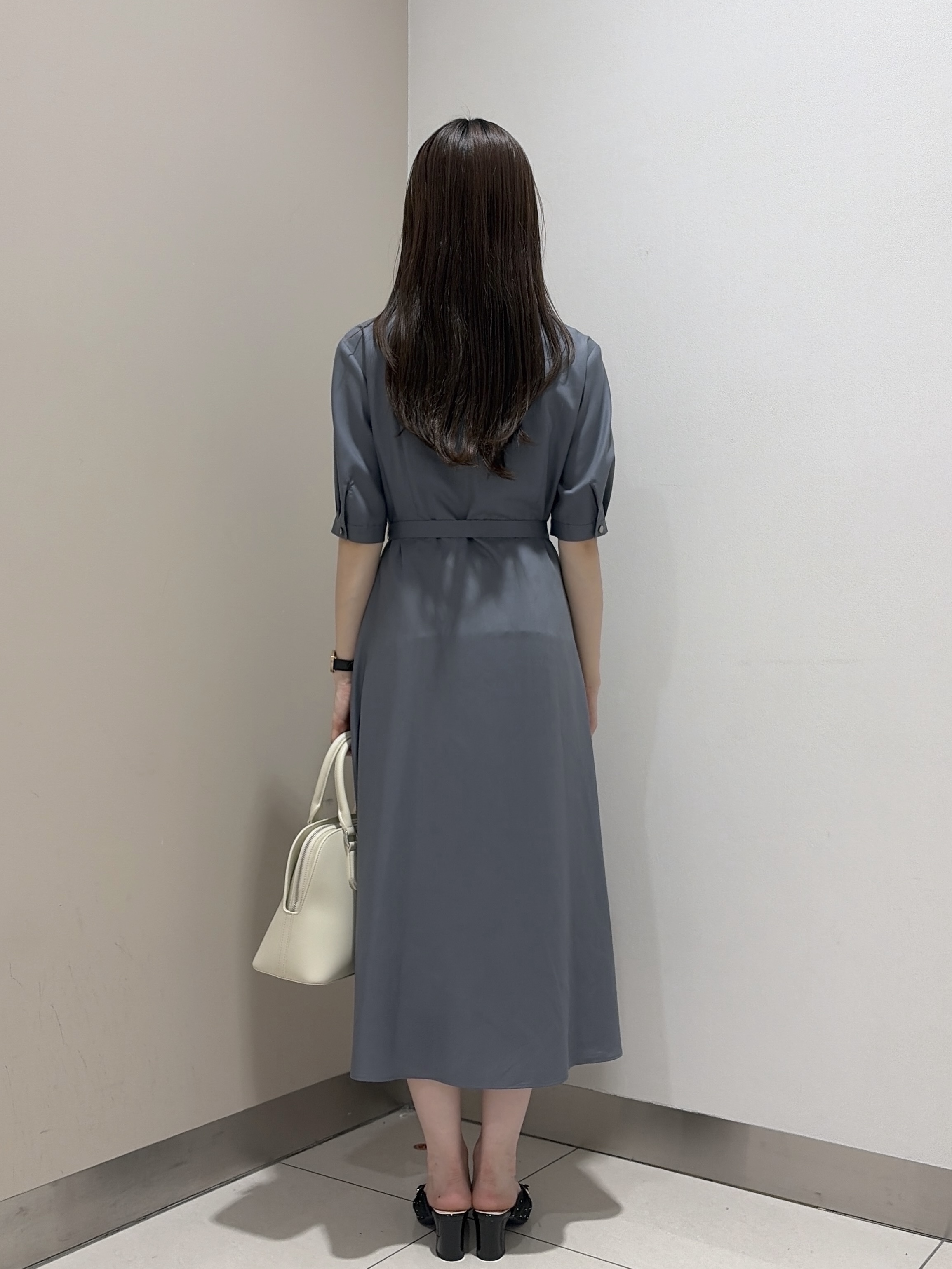 岡田美詩さんの「UNTITLED｜【1枚で着映え】フロントフリルワンピース」を使ったコーディネート