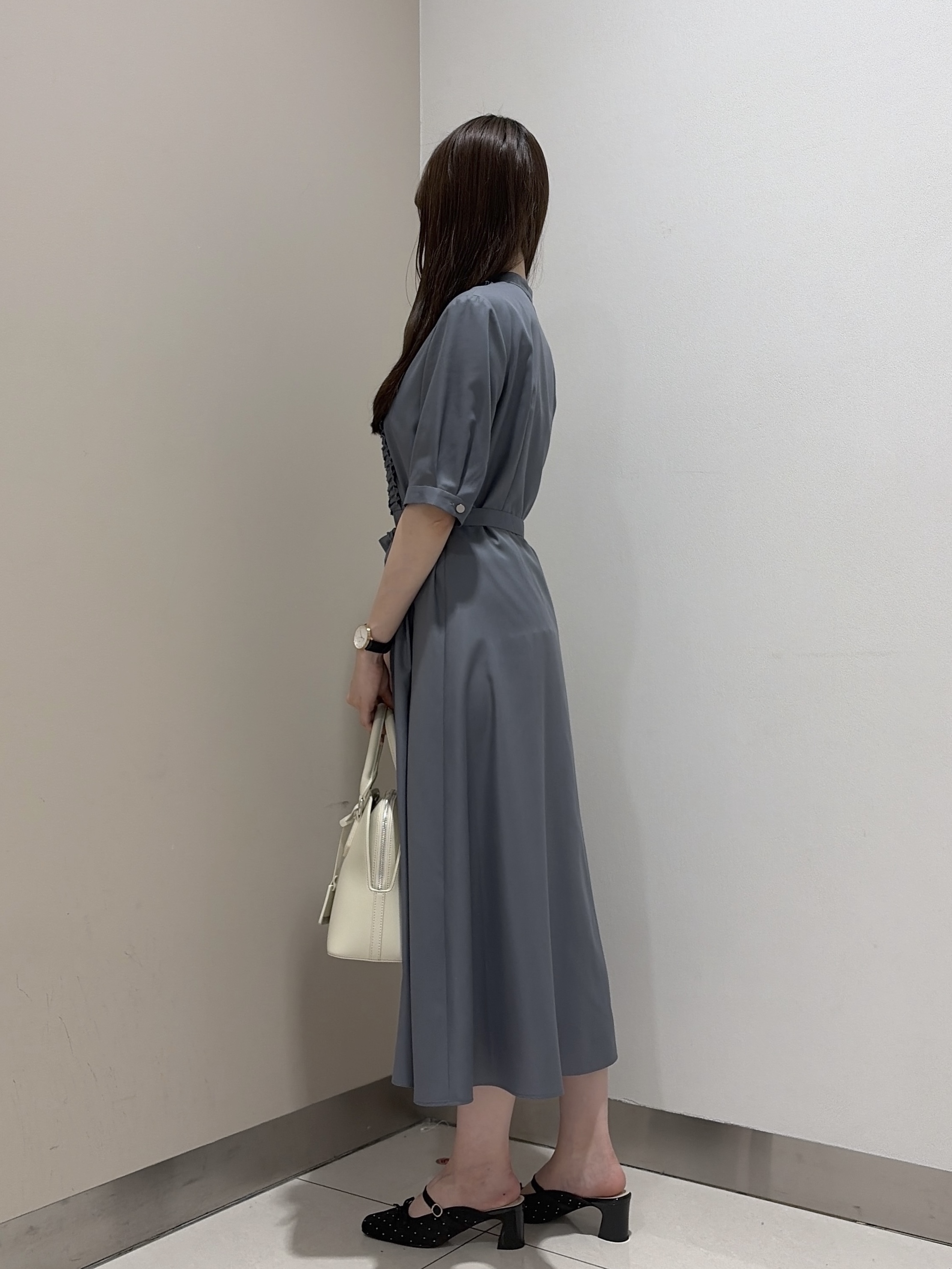 岡田美詩さんの「UNTITLED｜【1枚で着映え】フロントフリルワンピース」を使ったコーディネート