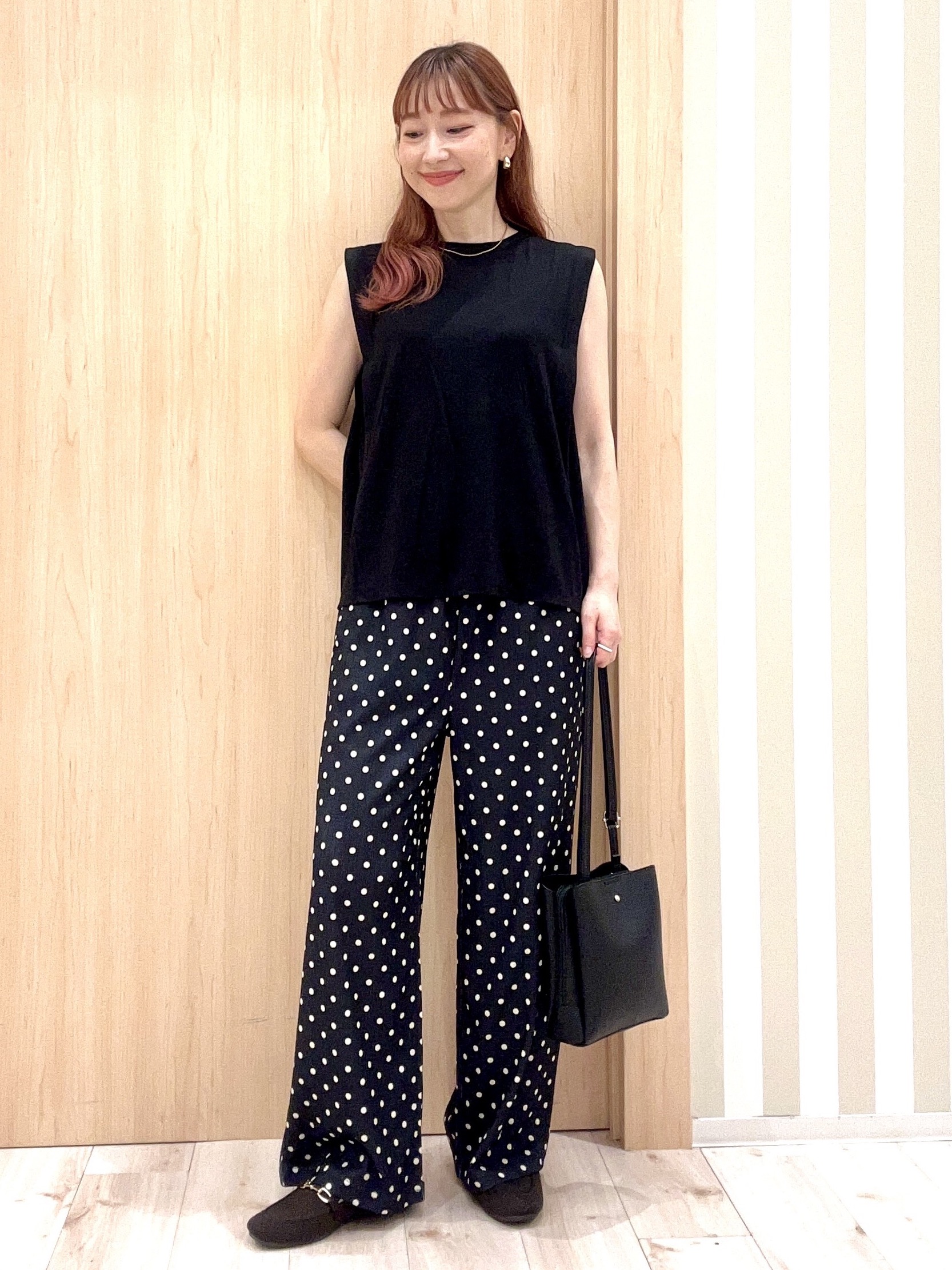 ririさんの「SHOO･LA･RUE｜【UVカット/接触冷感】上品に涼し気 とろみタックノースリーブトップス」を使ったコーディネート