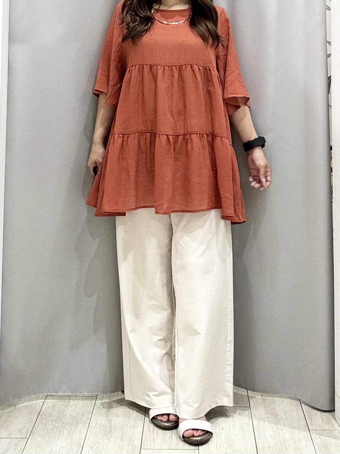 shioさんの「SHOO･LA･RUE｜【洗濯機可/S-LL】インせず着られる シアー素材が上品なティアードブラウス」を使ったコーディネート