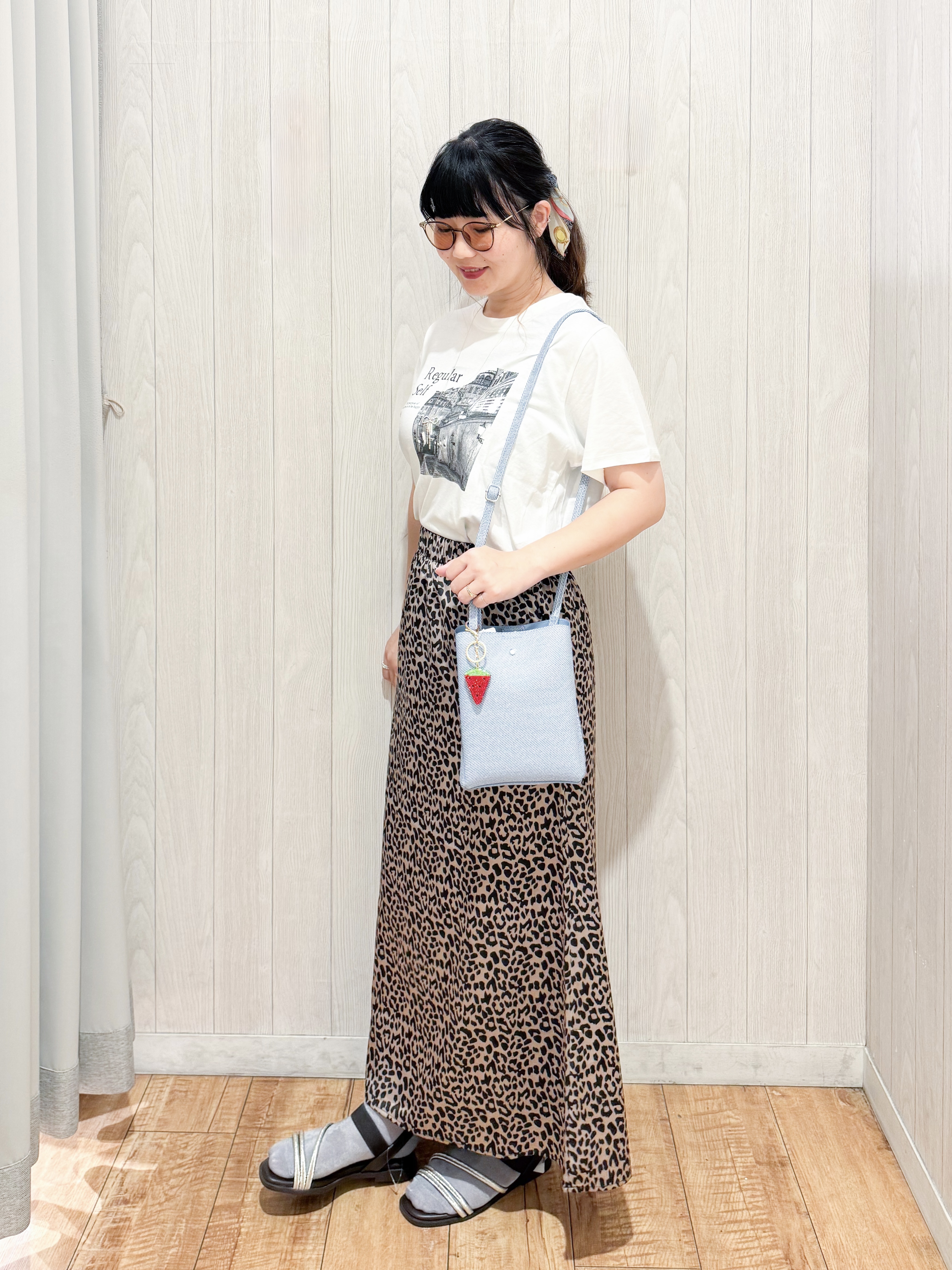 愛さんの「SHOO･LA･RUE｜【S-LL/洗濯機可】大人のベーシックカラープリントTシャツ」を使ったコーディネート
