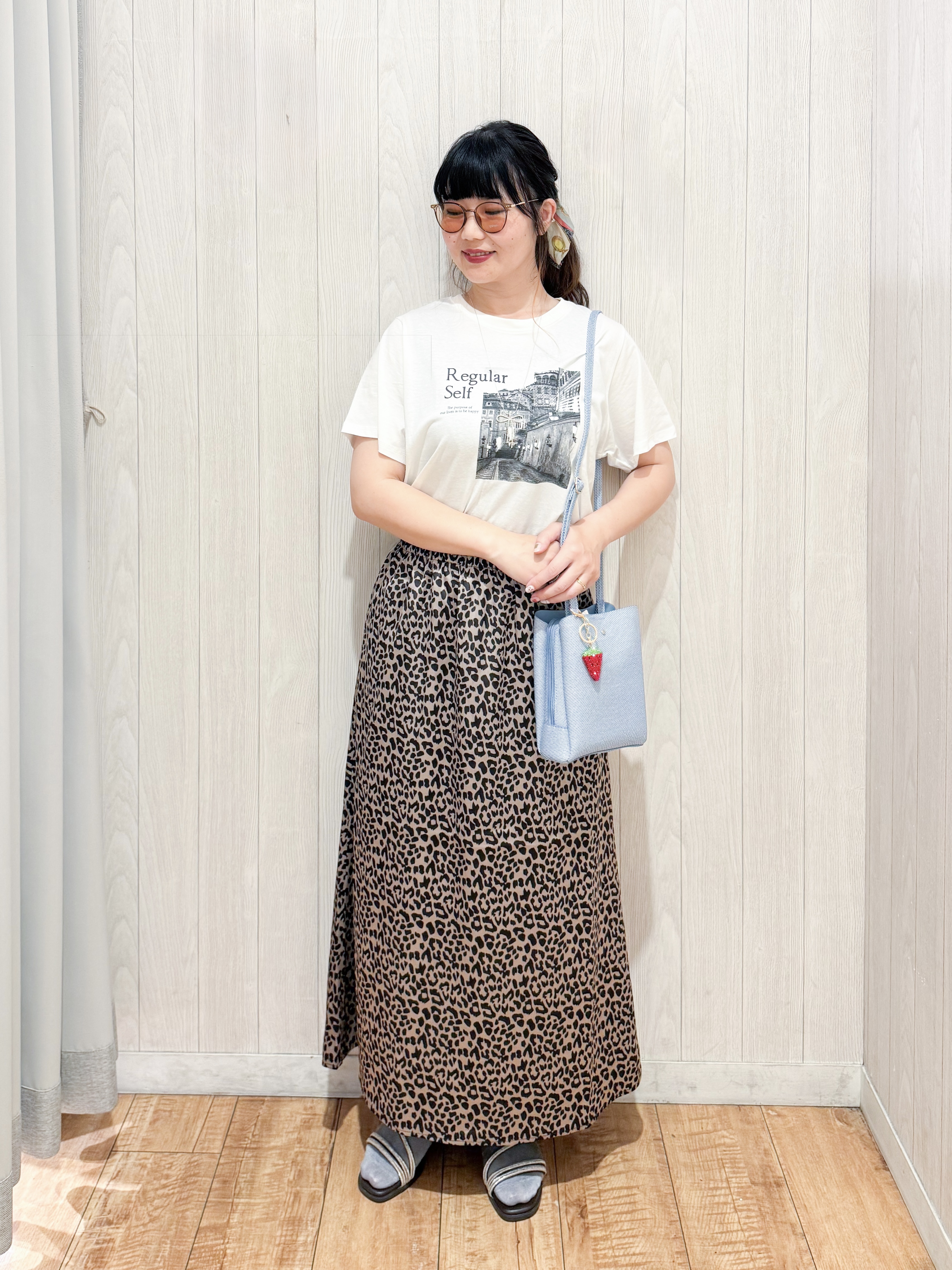 愛さんの「SHOO･LA･RUE｜【S-LL/洗濯機可】大人のベーシックカラープリントTシャツ」を使ったコーディネート