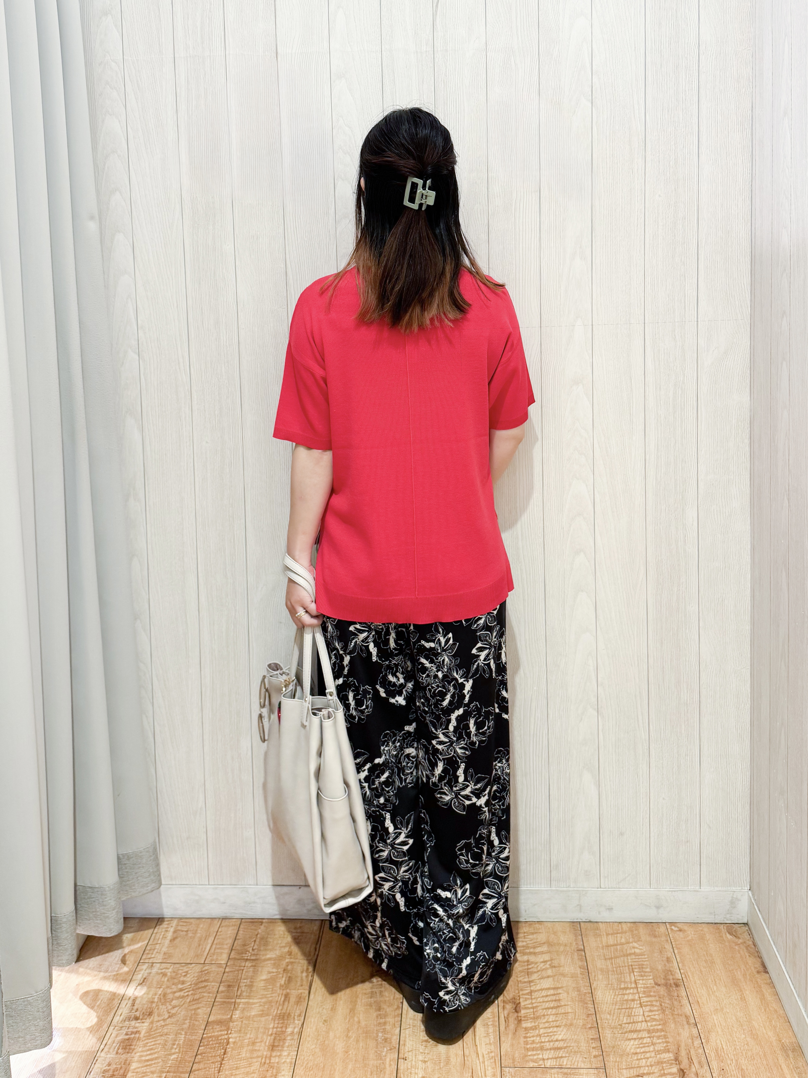 愛さんの「SHOO･LA･RUE｜【UV/洗濯機可/S-LL】毛玉になりにくい シャツレイヤード風でこなれ見え 半袖ニット」を使ったコーディネート