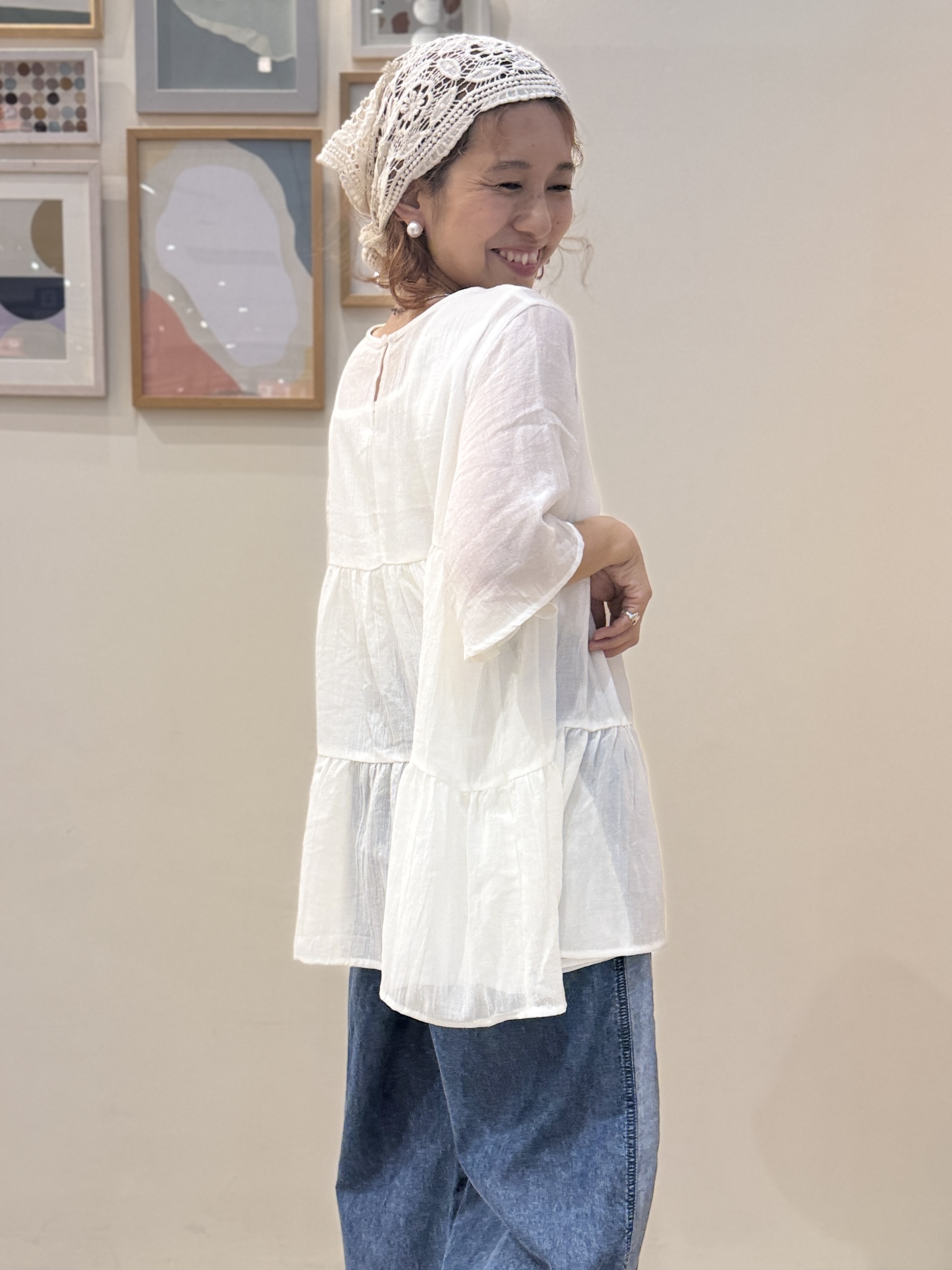 たけぴさんの「SHOO･LA･RUE｜【洗濯機可/S-LL】インせず着られる シアー素材が上品なティアードブラウス」を使ったコーディネート