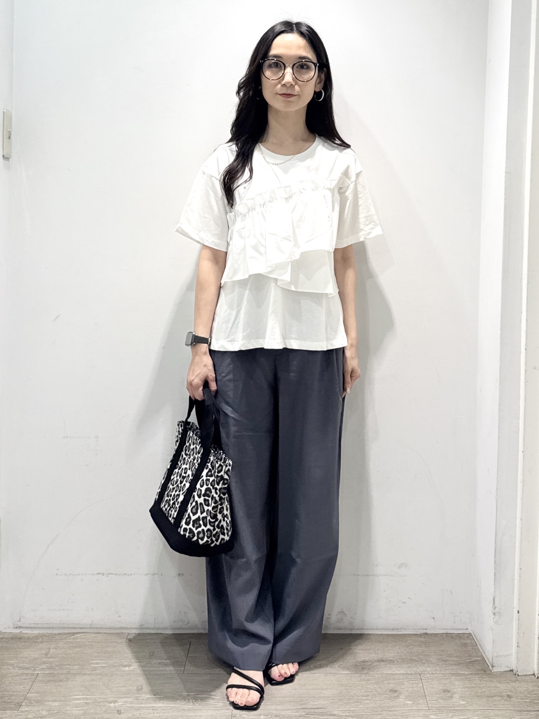 yuicciさんの「OPAQUE.CLIP｜【接触冷感】アシメフリルドッキングカットソー《洗濯機OK》」を使ったコーディネート
