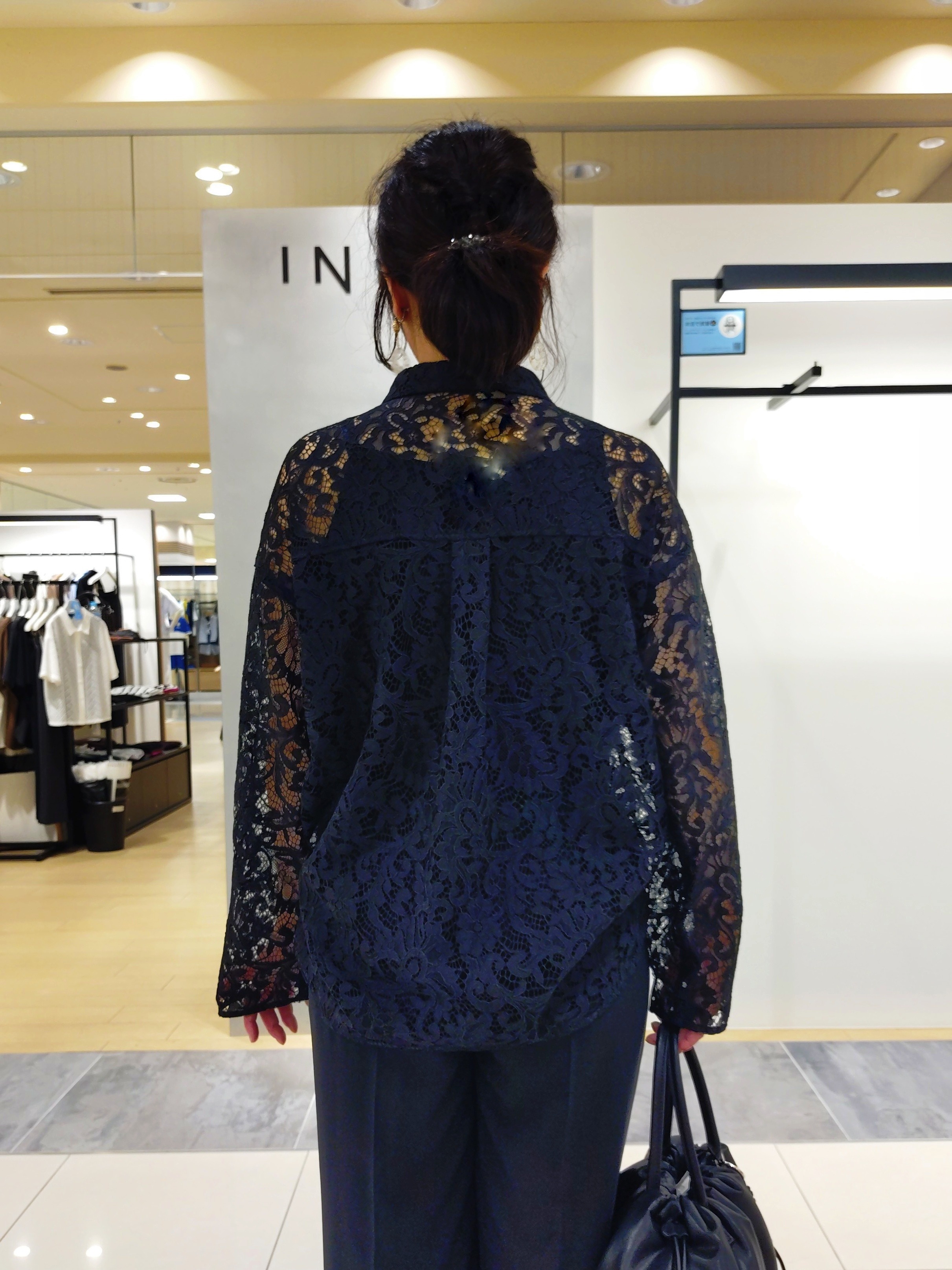 TOMOMIさんの「INDIVI｜【合皮／2WAY】チャーム付きドロストソフトレザーバッグ」を使ったコーディネート