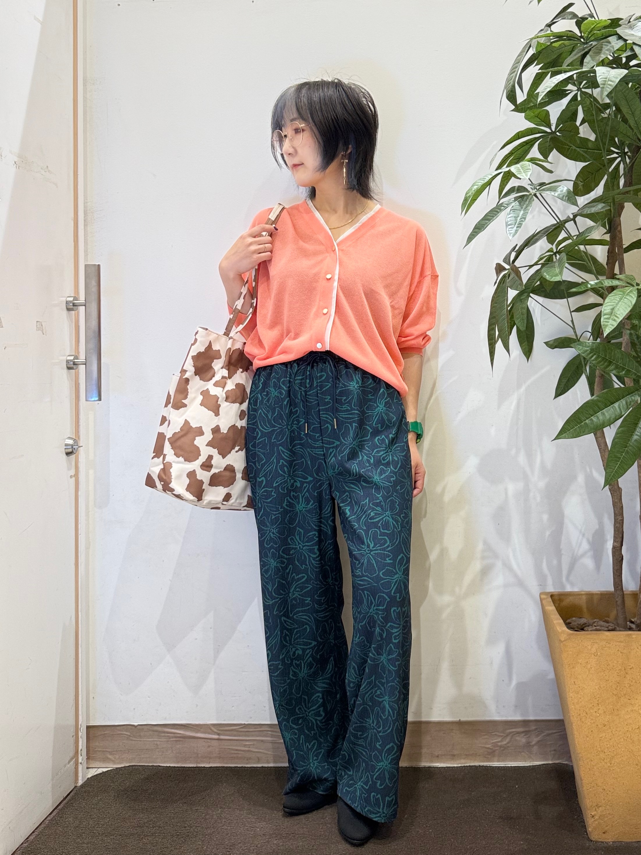 misakiさんの「SHOO･LA･RUE｜【洗濯機可/S-LL】配色シフォン襟でサマ見え 上品シアーカーディガン」を使ったコーディネート