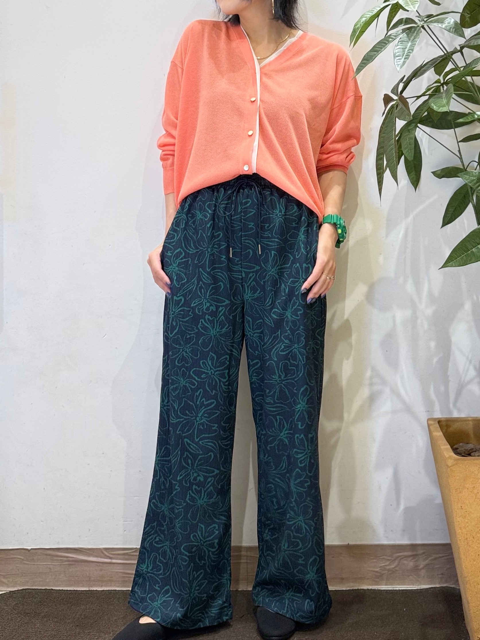 misakiさんの「SHOO･LA･RUE｜【洗濯機可/S-LL】配色シフォン襟でサマ見え 上品シアーカーディガン」を使ったコーディネート
