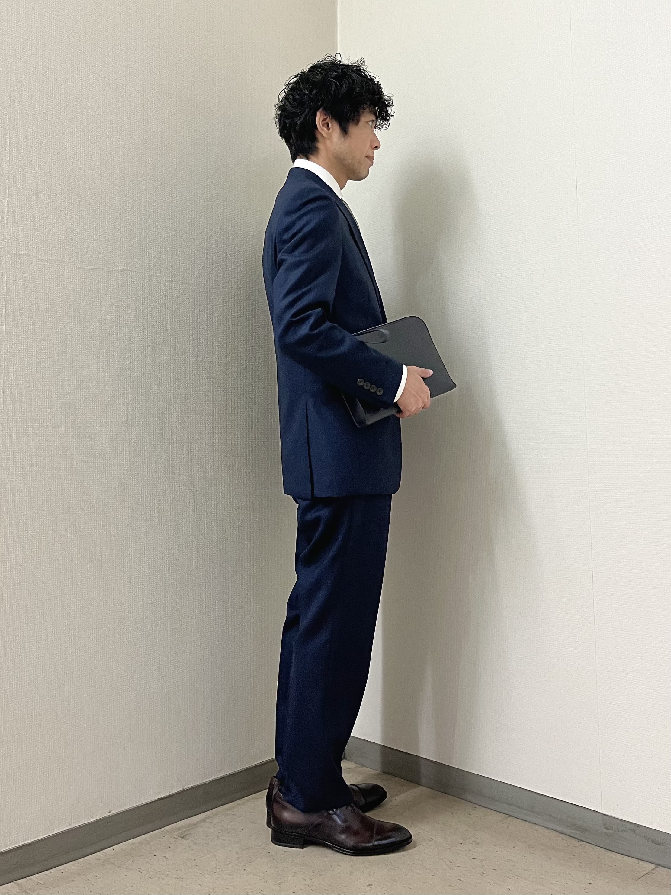 URAさんの「TAKEO KIKUCHI｜【Three by Three】シャイニーシャークピンヘッド スーツ/3ピース対応可」を使ったコーディネート