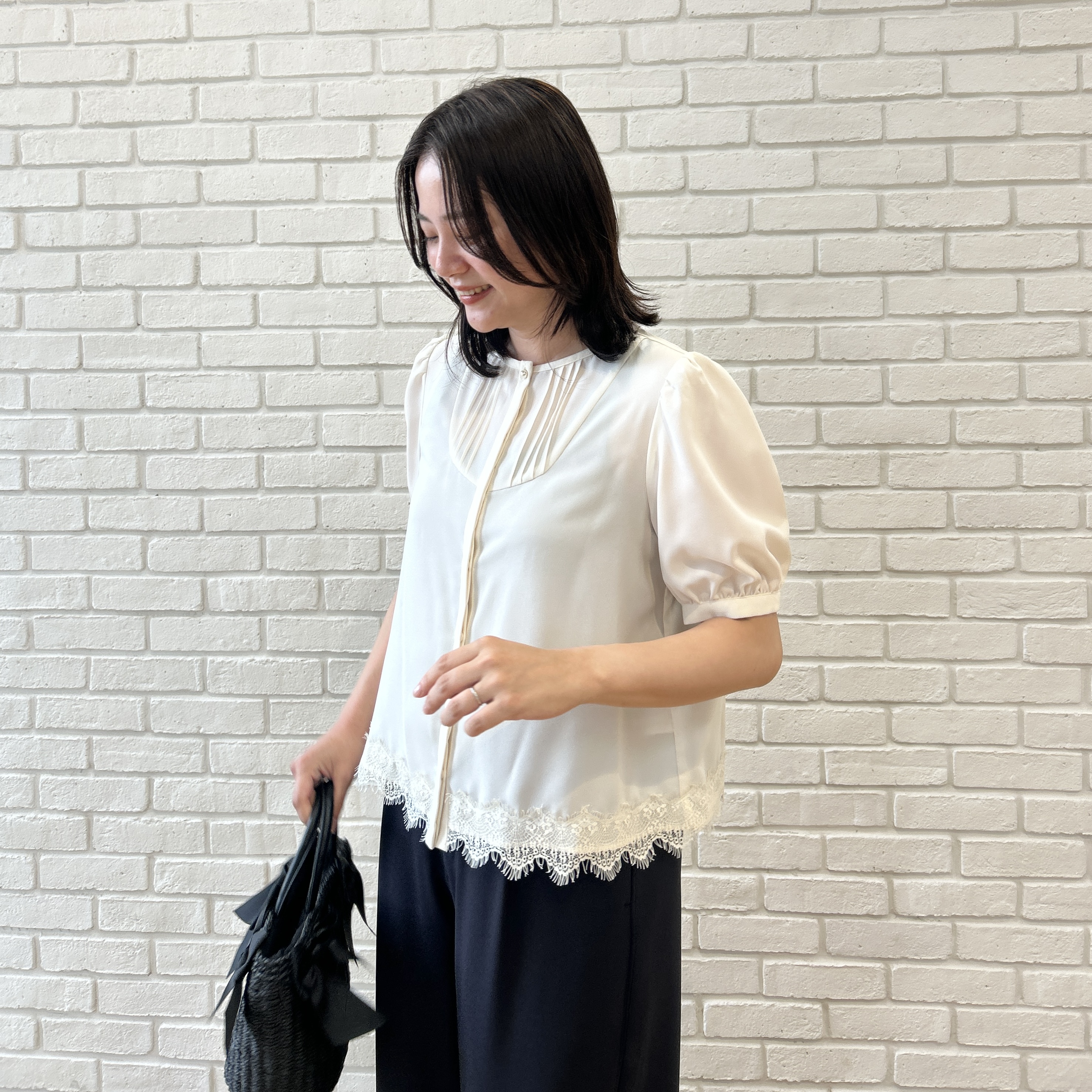 shinoさんの「Couture brooch｜【洗える】ピンタック 裾レース ブラウス」を使ったコーディネート