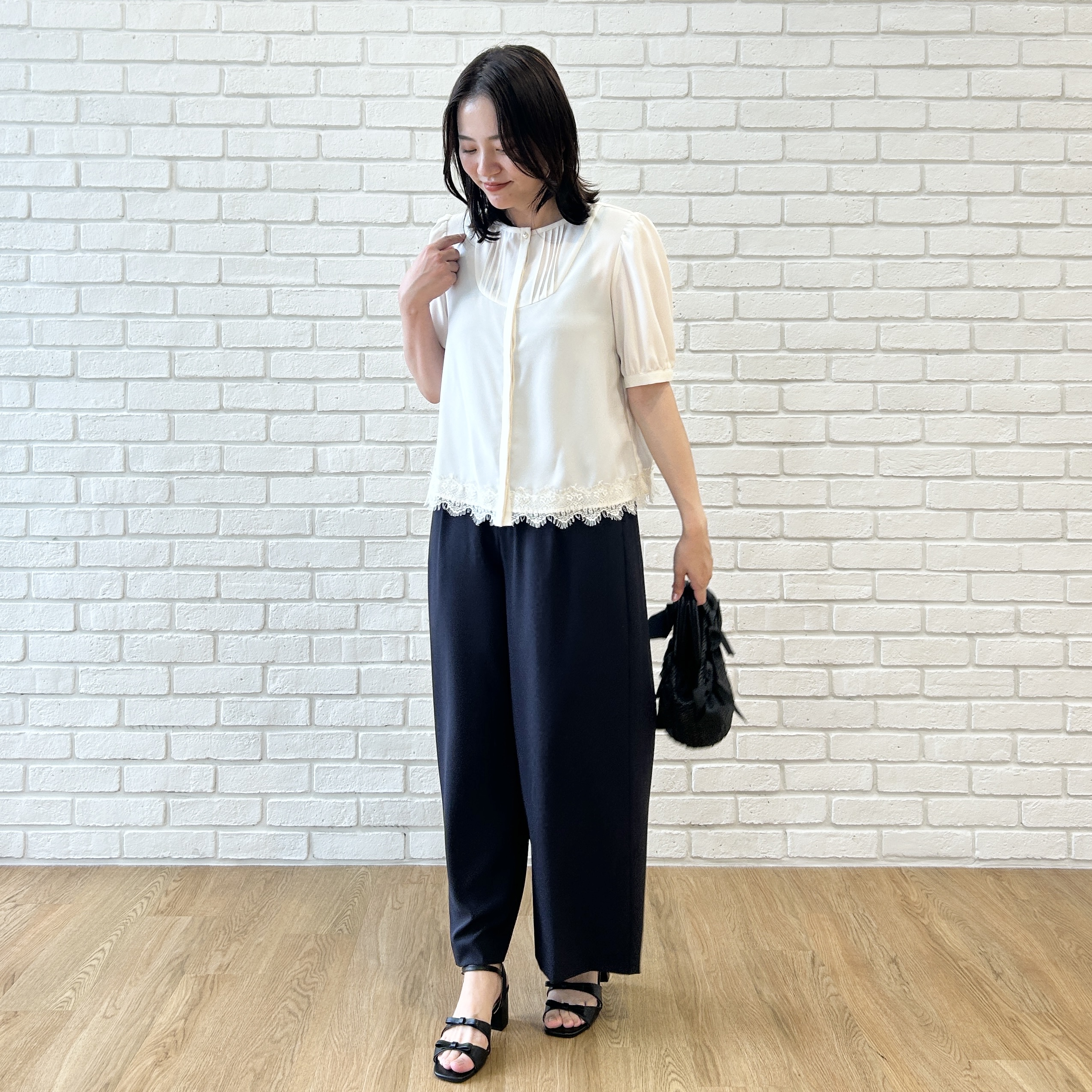 shinoさんの「Couture brooch｜【洗える】ピンタック 裾レース ブラウス」を使ったコーディネート