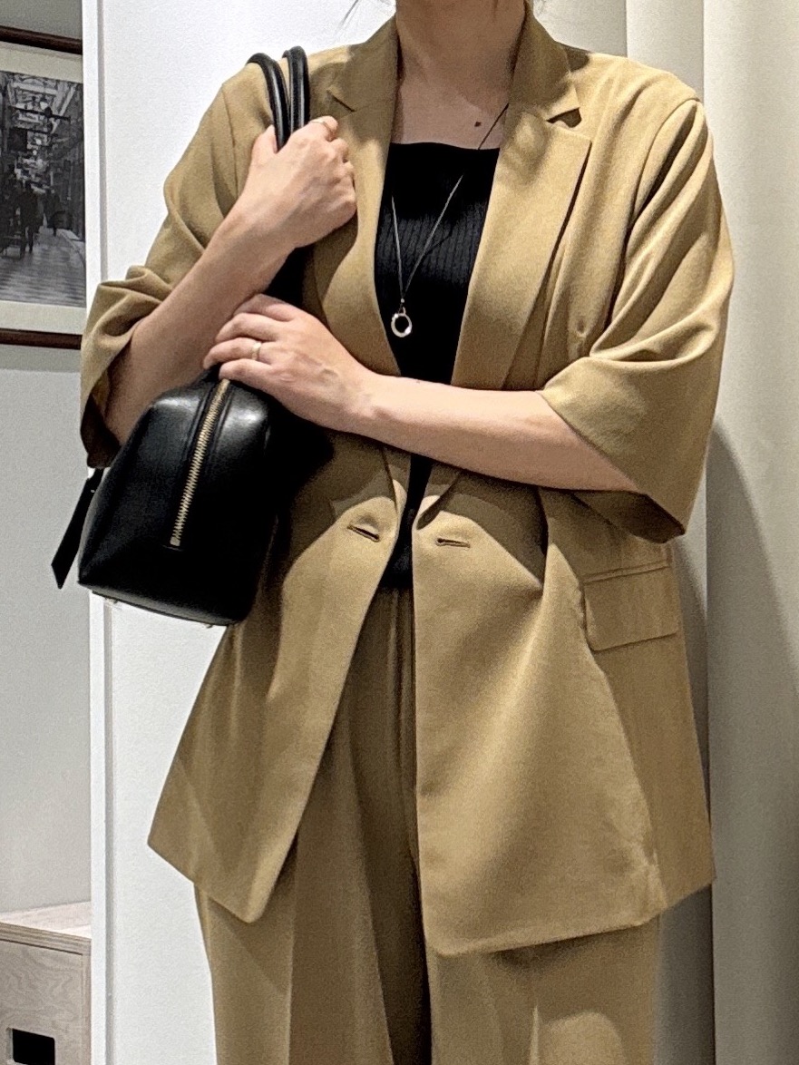tomoさんの「UNTITLED｜【秋の通勤羽織/セットアップ可/UVカット】エアリークール半袖ジャケット」を使ったコーディネート