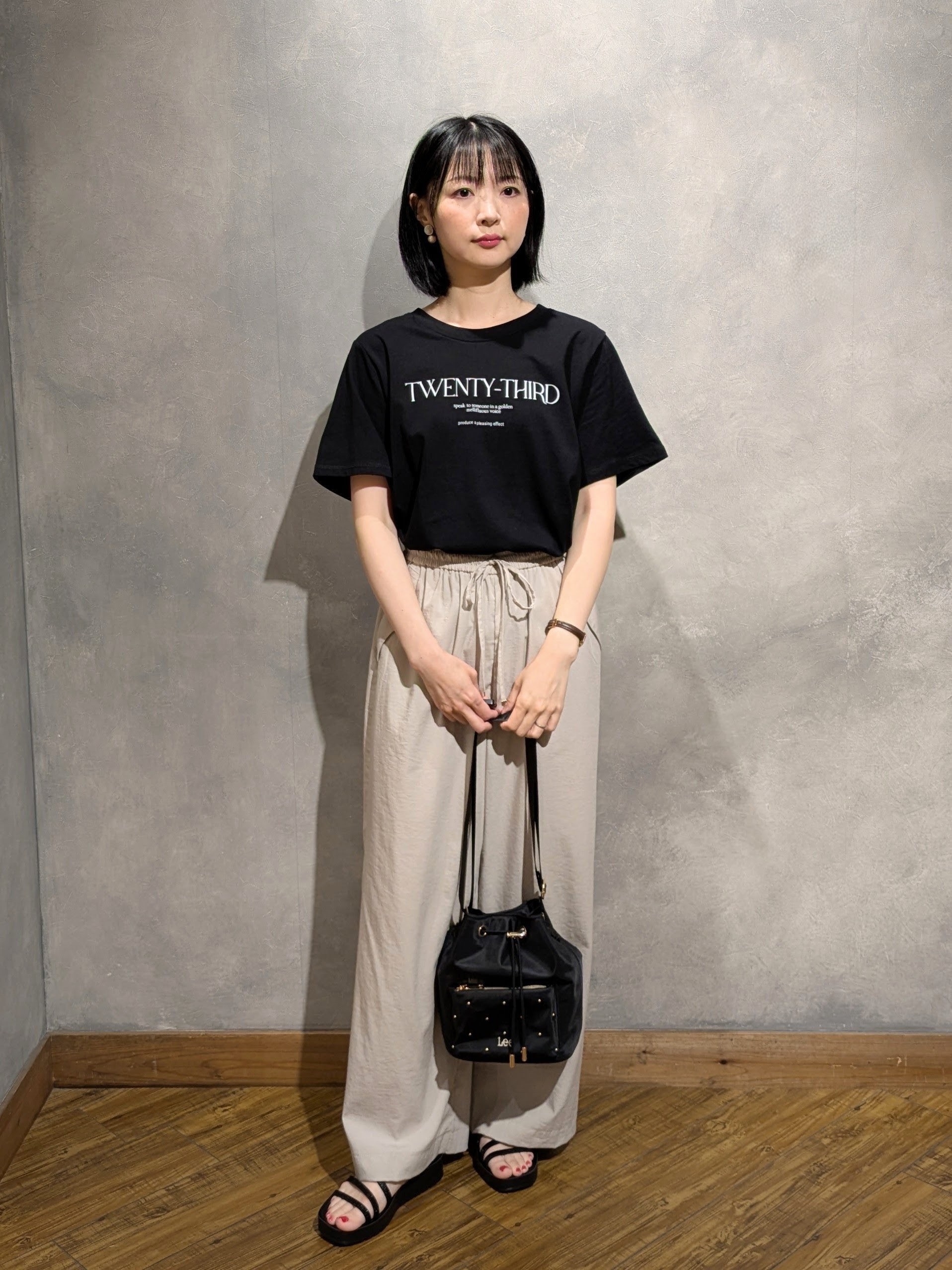 umeさんの「SHOO･LA･RUE｜【S-LL/洗濯機可】大人のベーシックカラープリントTシャツ」を使ったコーディネート