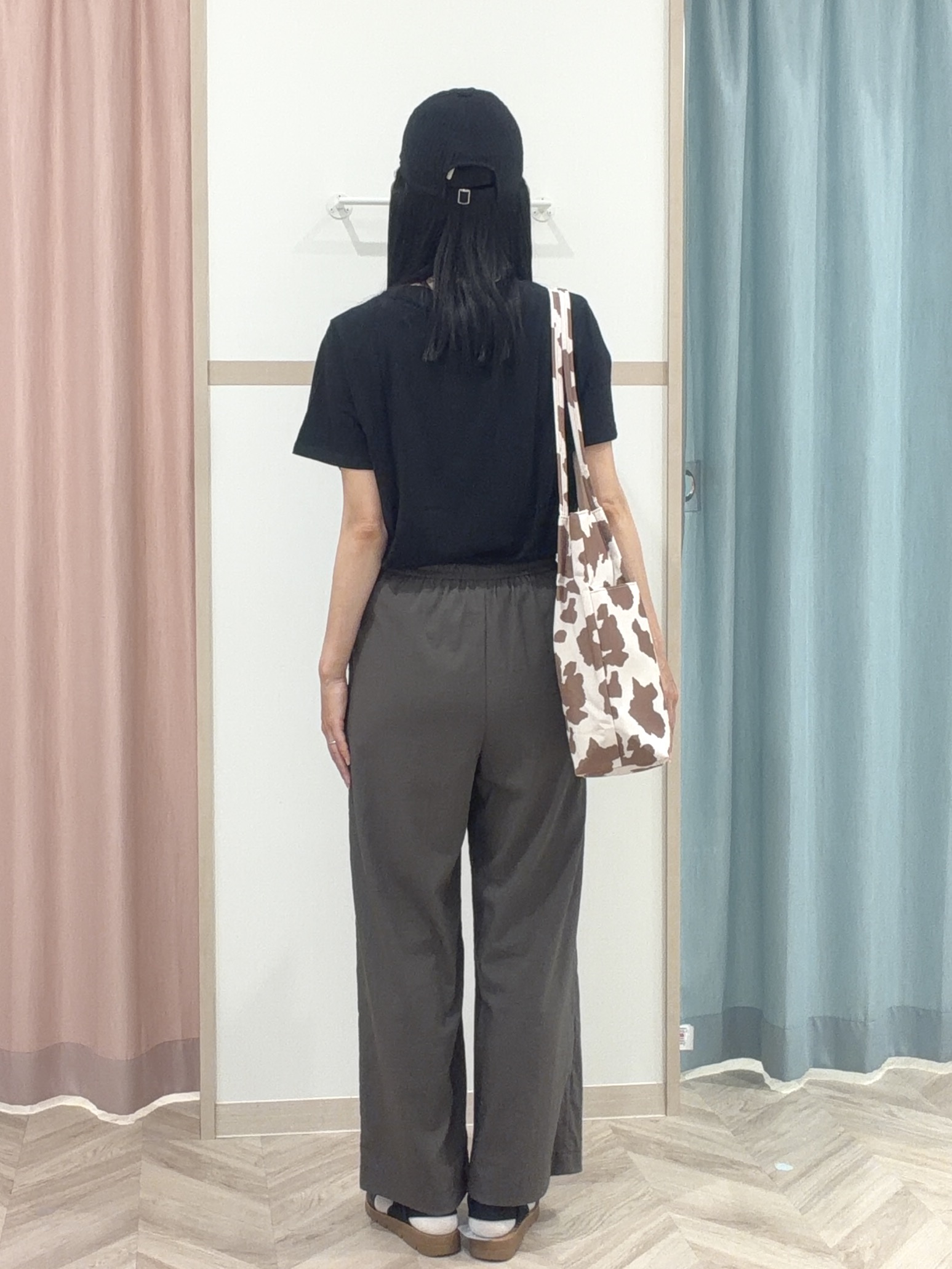 大西直穂さんの「SHOO･LA･RUE｜【S-LL/洗濯機可】大人のベーシックカラープリントTシャツ」を使ったコーディネート