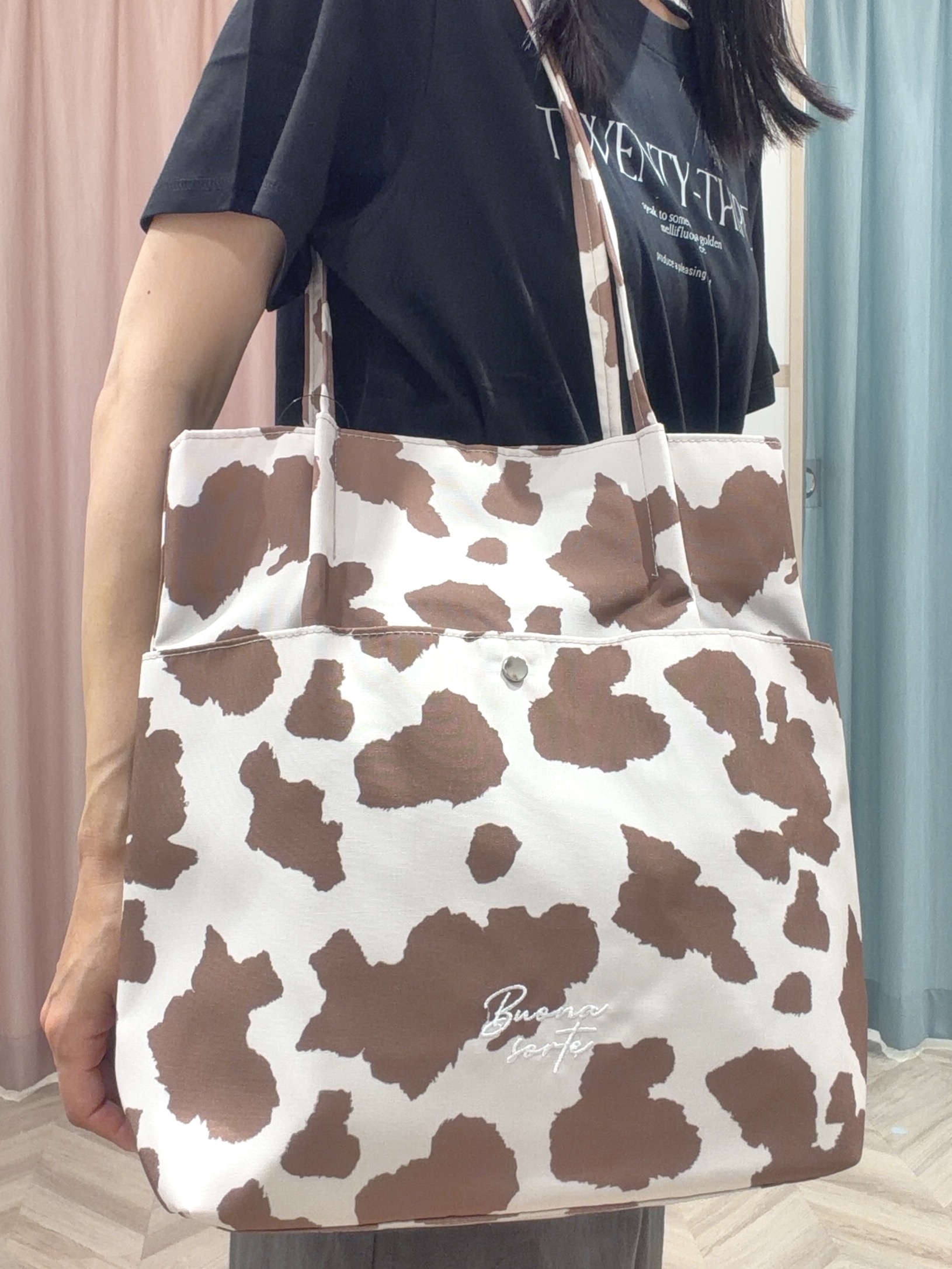 大西直穂さんの「SHOO･LA･RUE｜【S-LL/洗濯機可】大人のベーシックカラープリントTシャツ」を使ったコーディネート