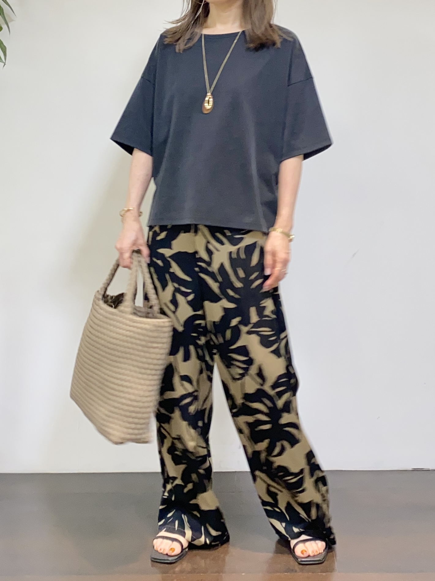 tomoさんの「UNTITLED｜【きれいめTシャツ/セットアップ可】ヴィンテージライクプルオーバー」を使ったコーディネート
