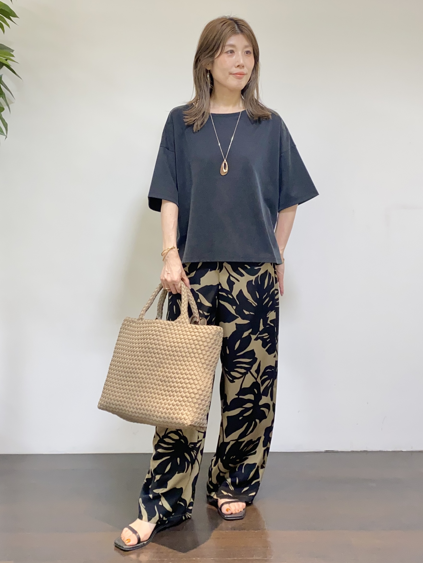 tomoさんの「UNTITLED｜【きれいめTシャツ/セットアップ可】ヴィンテージライクプルオーバー」を使ったコーディネート