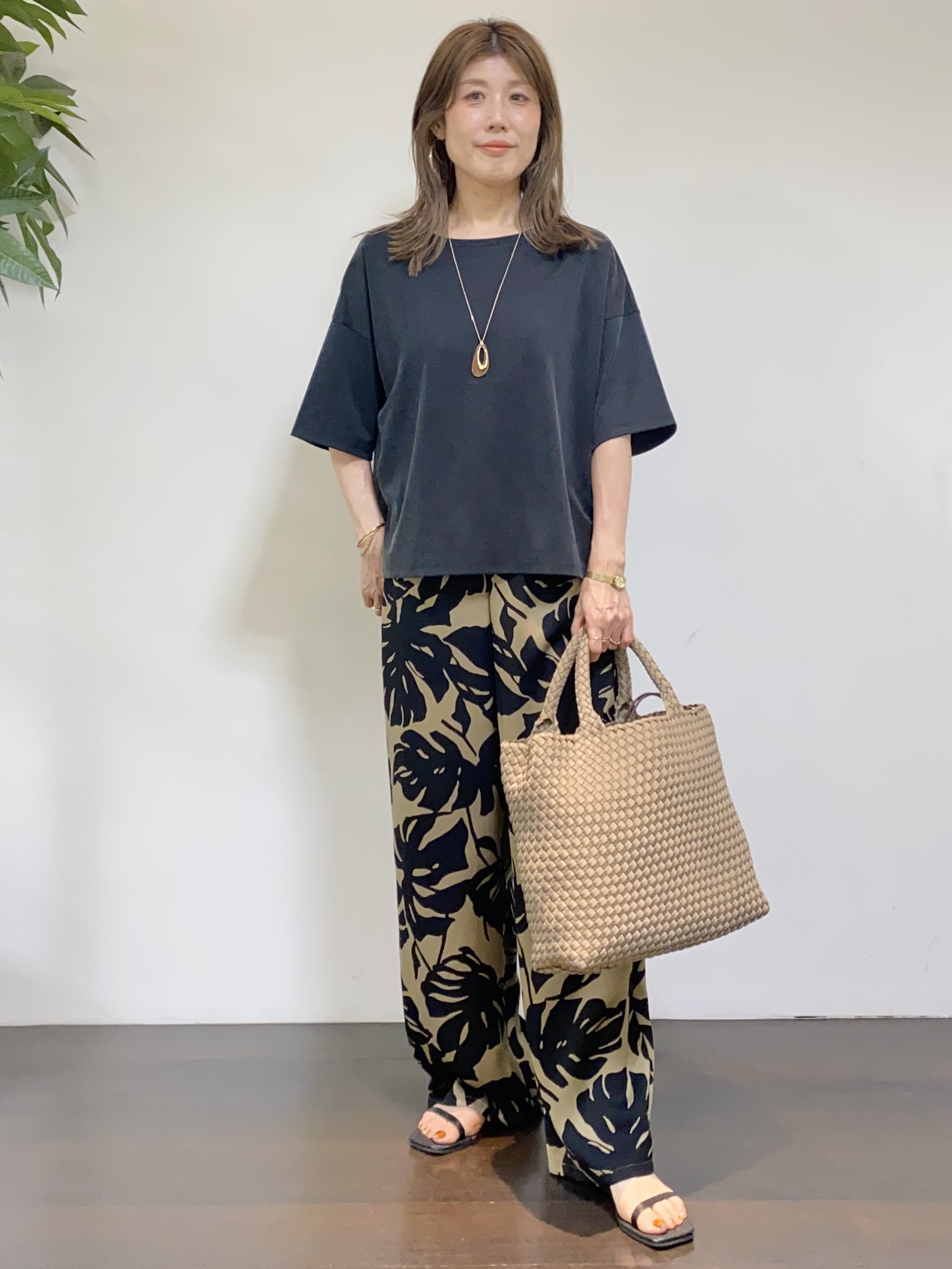 tomoさんの「UNTITLED｜【きれいめTシャツ/セットアップ可】ヴィンテージライクプルオーバー」を使ったコーディネート