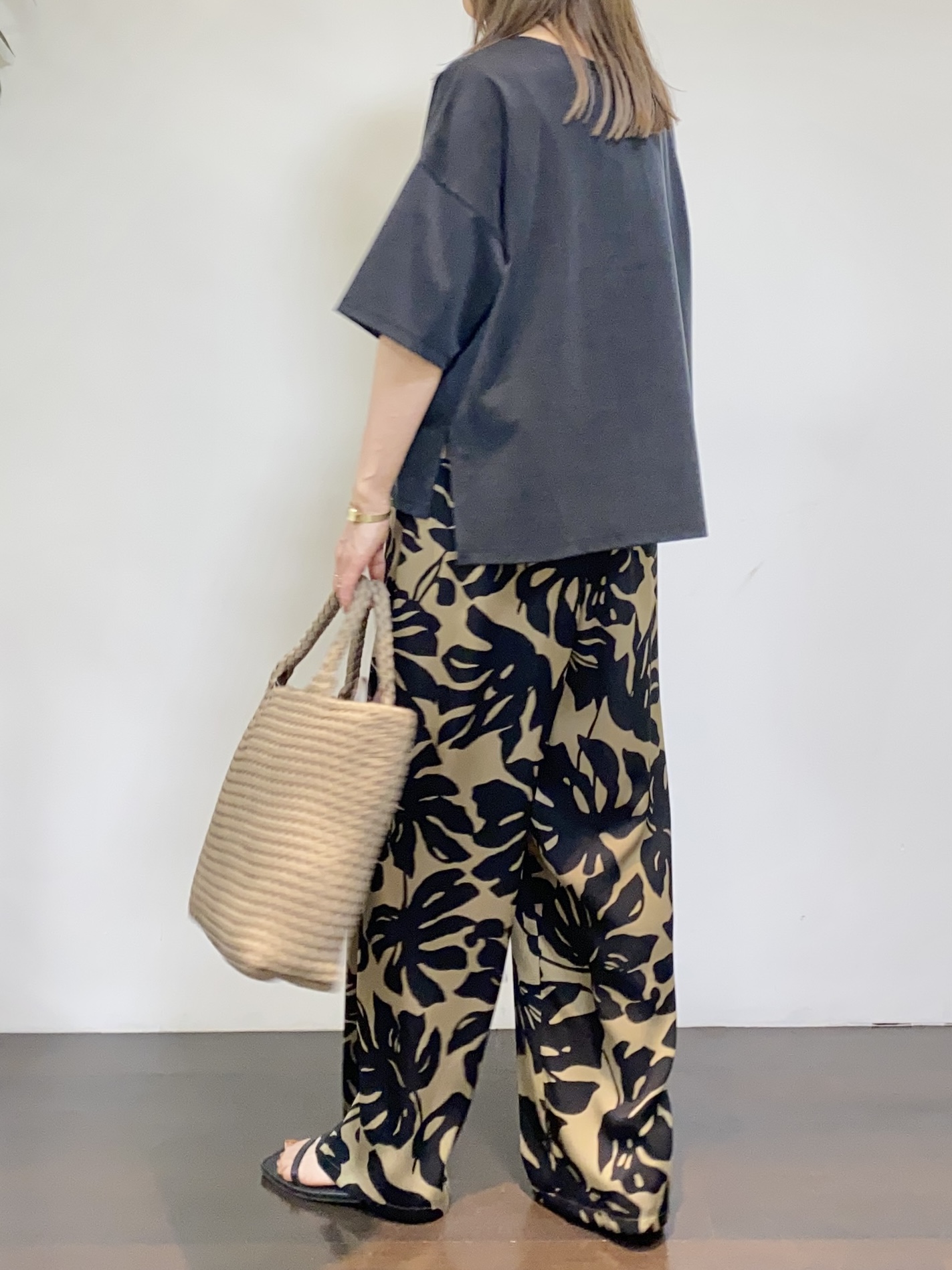 tomoさんの「UNTITLED｜【きれいめTシャツ/セットアップ可】ヴィンテージライクプルオーバー」を使ったコーディネート