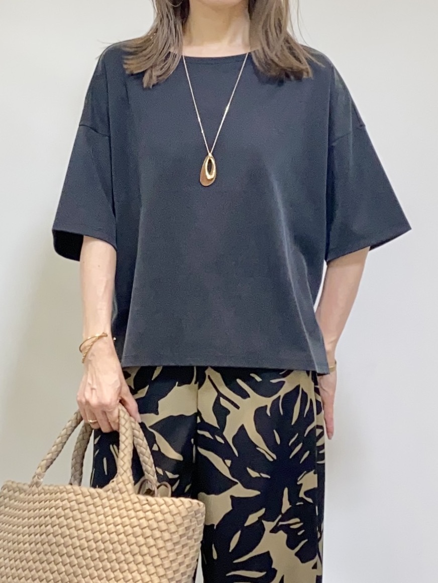 tomoさんの「UNTITLED｜【きれいめTシャツ/セットアップ可】ヴィンテージライクプルオーバー」を使ったコーディネート