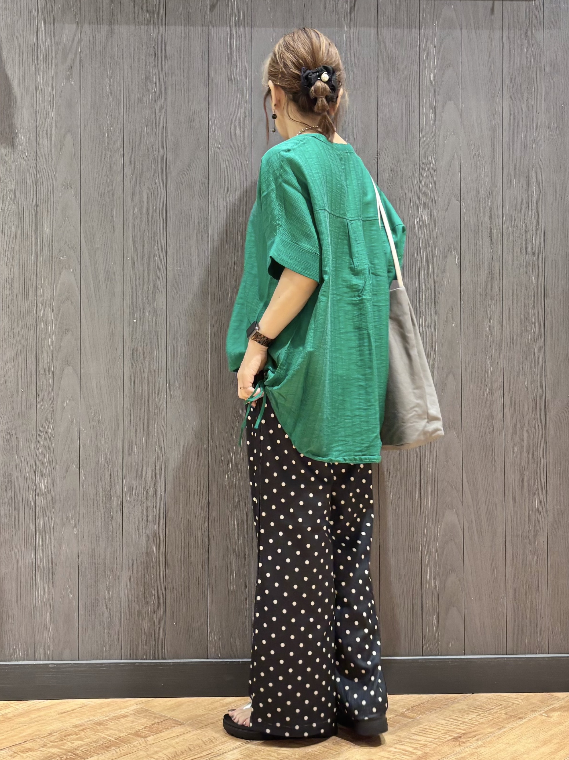 meiさんの「SHOO･LA･RUE｜【高レビュー/体型カバー】インせず着られる スキッパー裾リボンブラウス」を使ったコーディネート