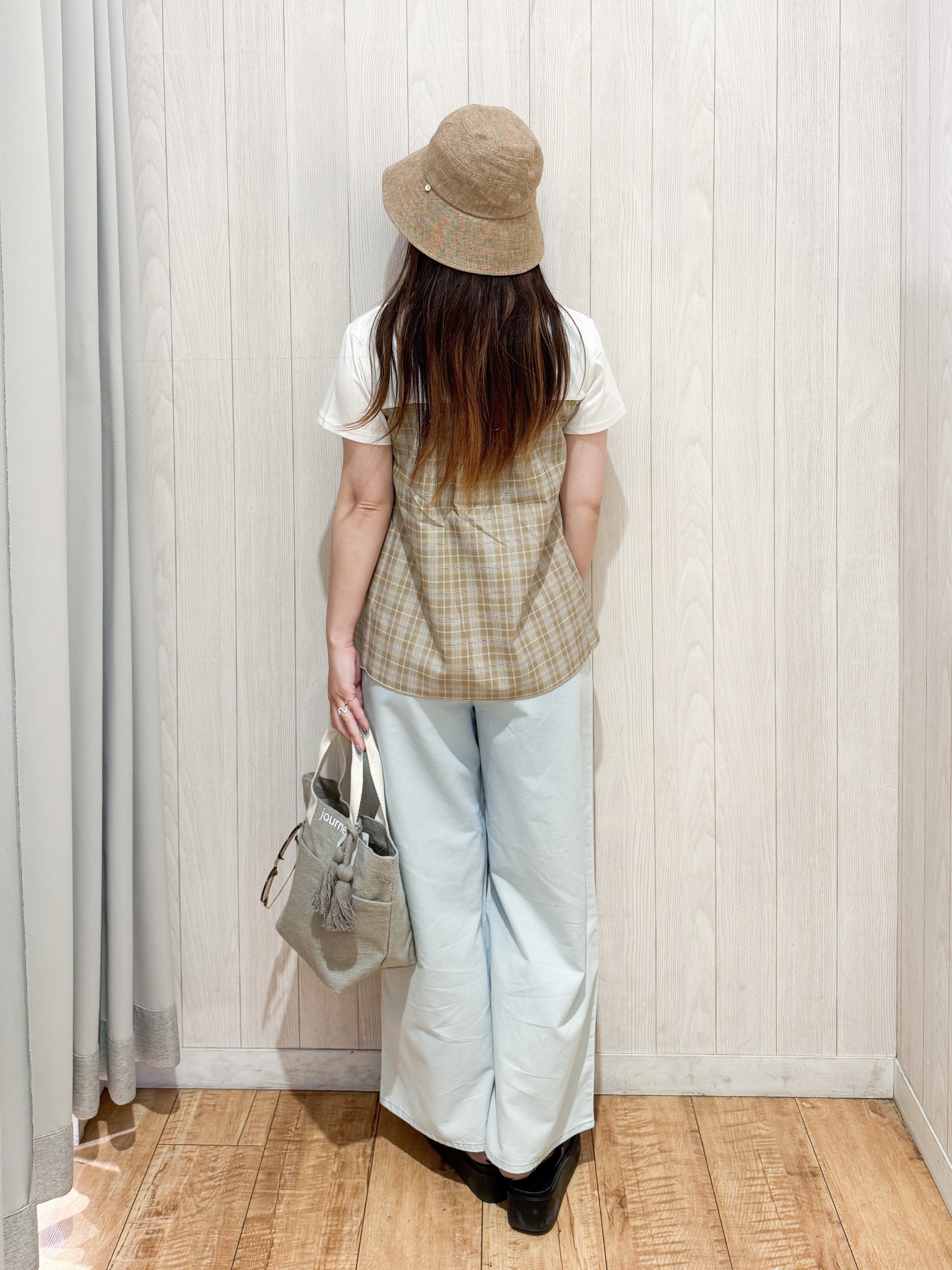 愛さんの「SHOO･LA･RUE｜【S-LL/洗濯機可/体型カバー】インせずサマ見え ビスチェ風異素材ドッキングTシャツ」を使ったコーディネート