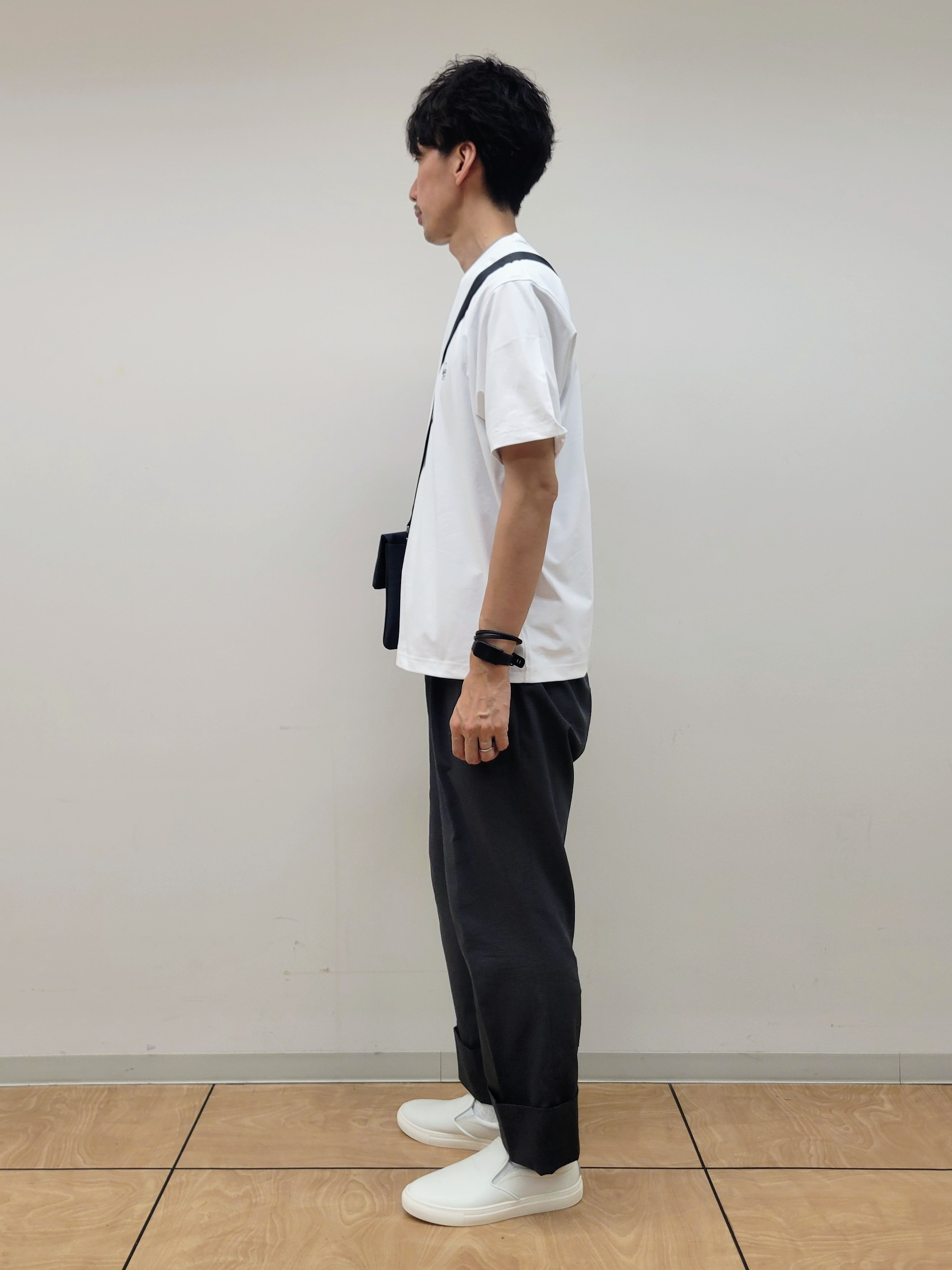 piroyaさんの「TAKEO KIKUCHI｜【汗染み軽減/接触冷感】フェイクレイヤード ワンポイント刺繍Ｔシャツ」を使ったコーディネート