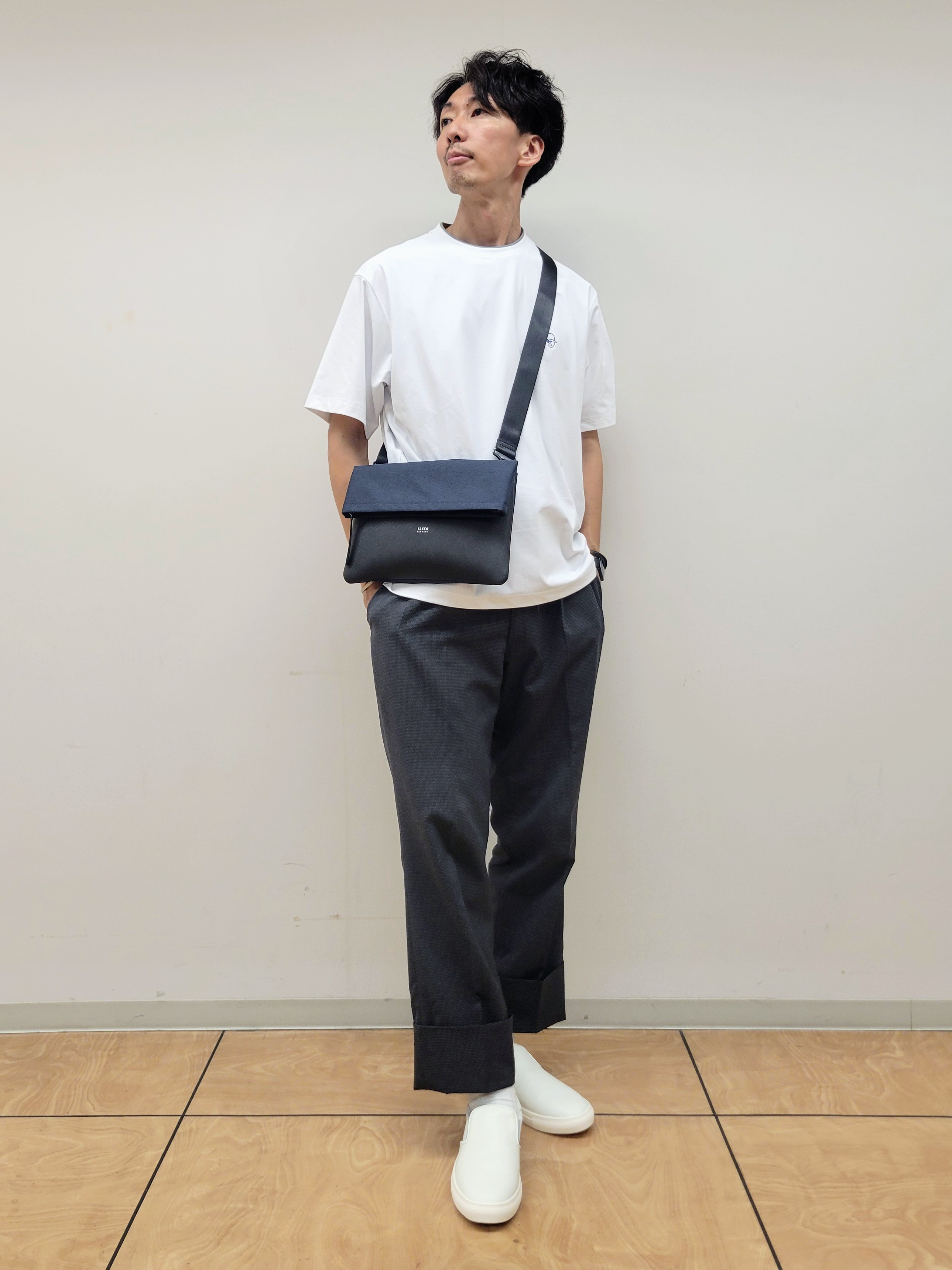 piroyaさんの「TAKEO KIKUCHI｜【汗染み軽減/接触冷感】フェイクレイヤード ワンポイント刺繍Ｔシャツ」を使ったコーディネート