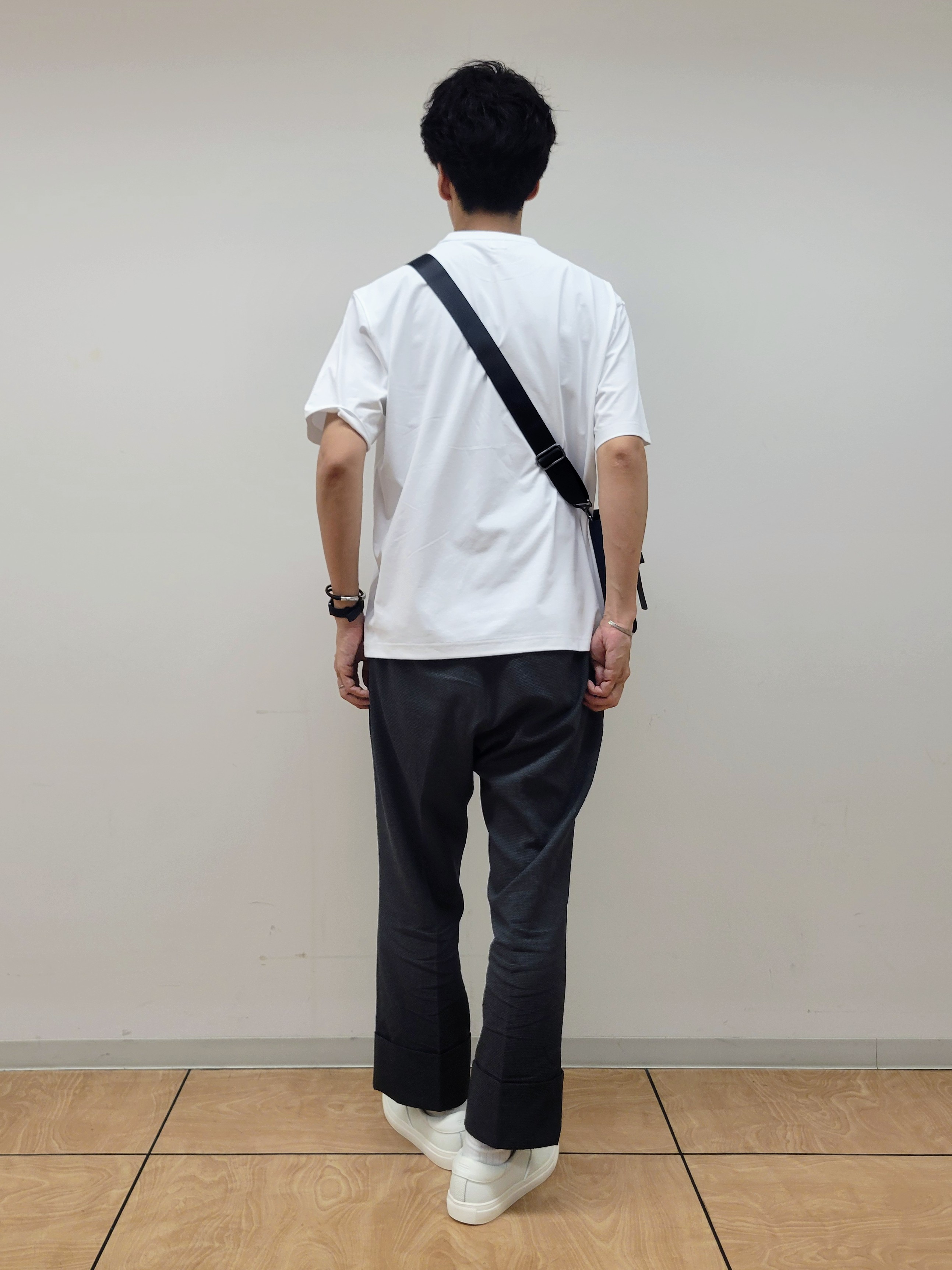 piroyaさんの「TAKEO KIKUCHI｜【汗染み軽減/接触冷感】フェイクレイヤード ワンポイント刺繍Ｔシャツ」を使ったコーディネート