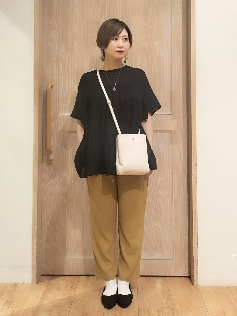 YUKIさんの「SHOO･LA･RUE｜【洗濯機可/S-LL】インせず着られる シアー素材が上品なティアードブラウス」を使ったコーディネート
