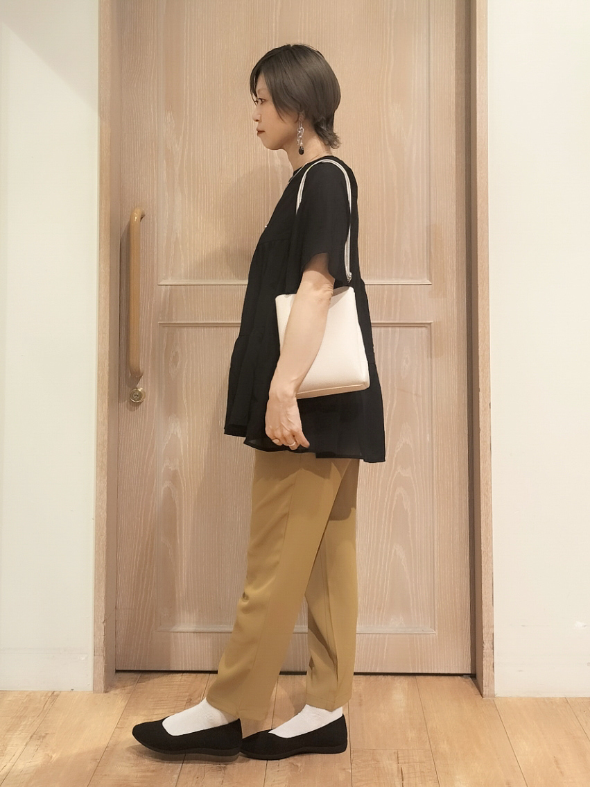 YUKIさんの「SHOO･LA･RUE｜【洗濯機可/S-LL】インせず着られる シアー素材が上品なティアードブラウス」を使ったコーディネート
