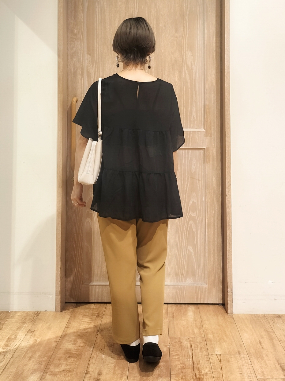 YUKIさんの「SHOO･LA･RUE｜【洗濯機可/S-LL】インせず着られる シアー素材が上品なティアードブラウス」を使ったコーディネート