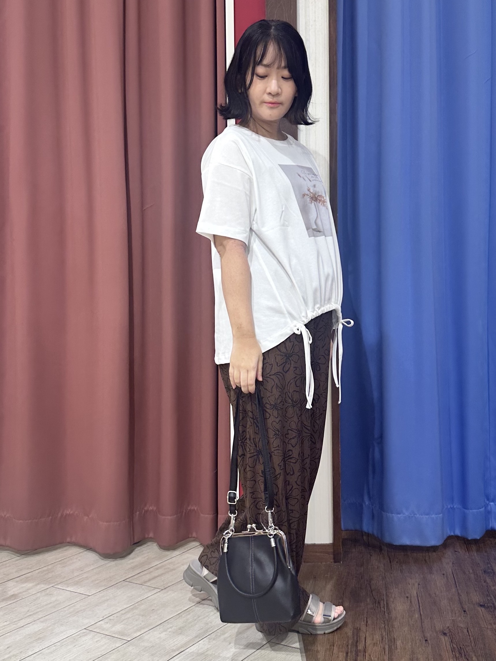 Meeさんの「SHOO･LA･RUE｜【洗濯機可/体型カバー】プリントデザインが目を惹く 裾シャーリングTシャツ」を使ったコーディネート