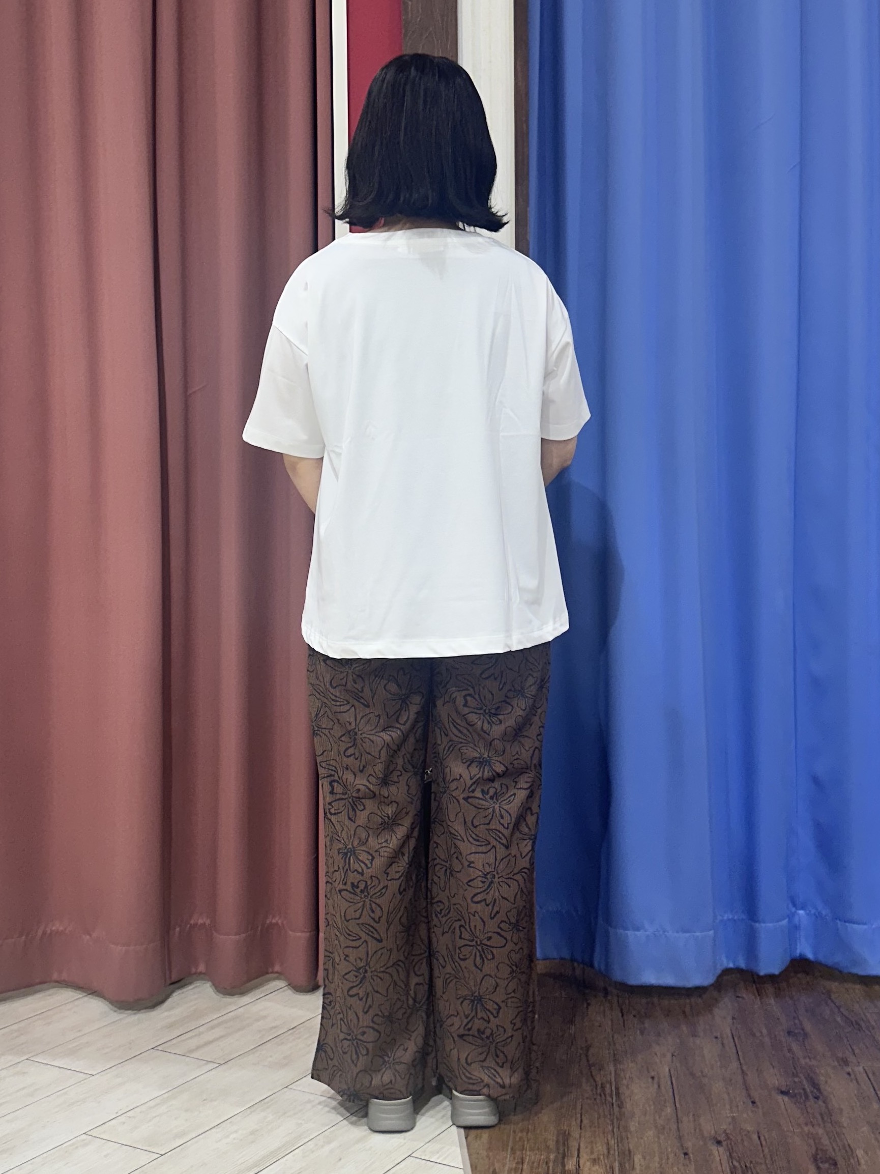 Meeさんの「SHOO･LA･RUE｜【洗濯機可/体型カバー】プリントデザインが目を惹く 裾シャーリングTシャツ」を使ったコーディネート