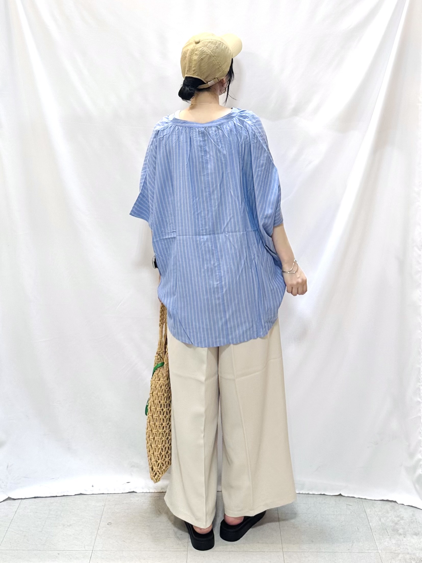 𝐇𝐢𝐫𝐨𝐦𝐢さんの「SHOO･LA･RUE｜【洗濯機可/体型カバー】二の腕隠れる ゆるっとドルマンバンドカラーシャツ」を使ったコーディネート