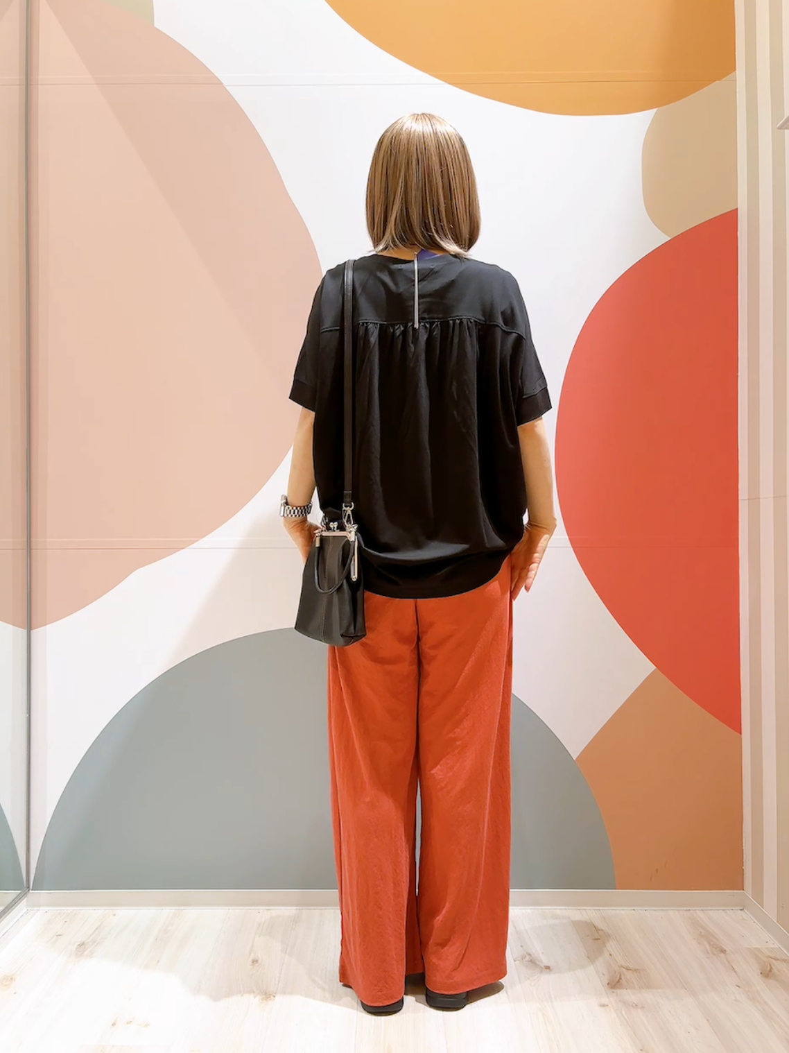 長男さんの「SHOO･LA･RUE｜【ひんやり/UV/S-LL/体型カバー】ゆるっとインせず決まる ひやとろドルマンTシャツ」を使ったコーディネート