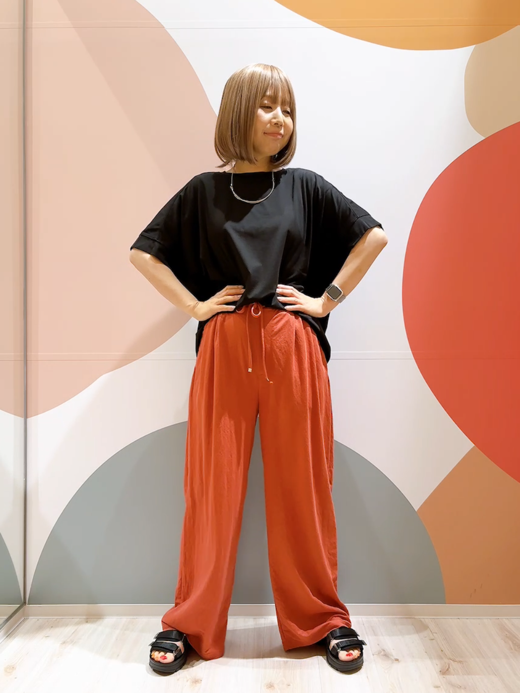 長男さんの「SHOO･LA･RUE｜【ひんやり/UV/S-LL/体型カバー】ゆるっとインせず決まる ひやとろドルマンTシャツ」を使ったコーディネート