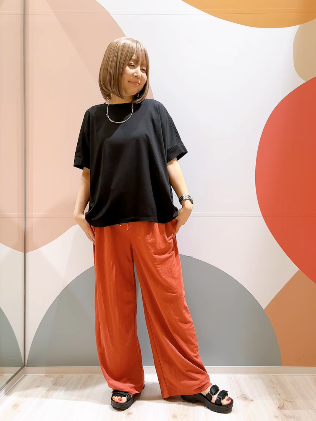 長男さんの「SHOO･LA･RUE｜【ひんやり/UV/S-LL/体型カバー】ゆるっとインせず決まる ひやとろドルマンTシャツ」を使ったコーディネート