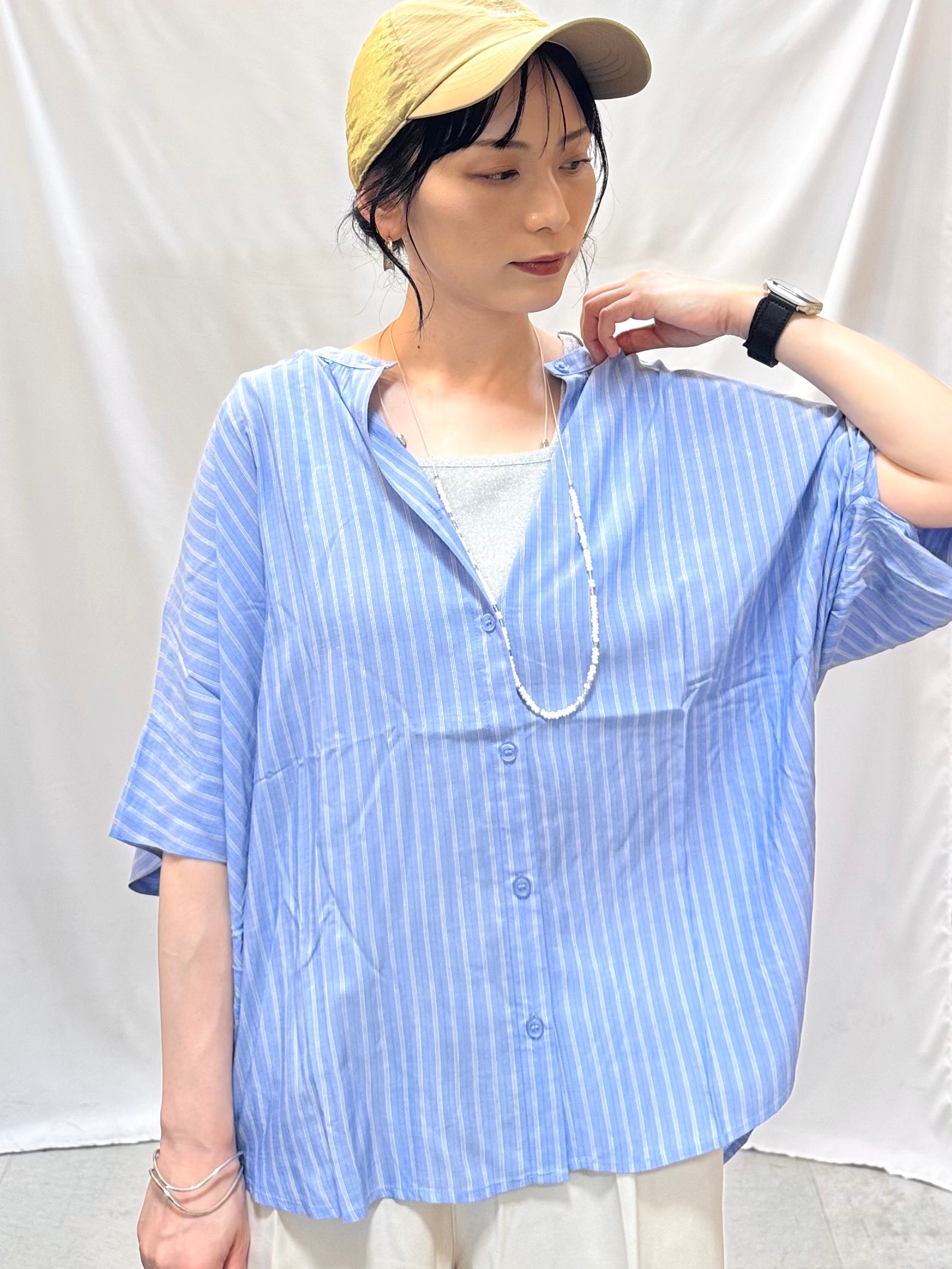 𝐇𝐢𝐫𝐨𝐦𝐢さんの「SHOO･LA･RUE｜【洗濯機可/体型カバー】二の腕隠れる ゆるっとドルマンバンドカラーシャツ」を使ったコーディネート