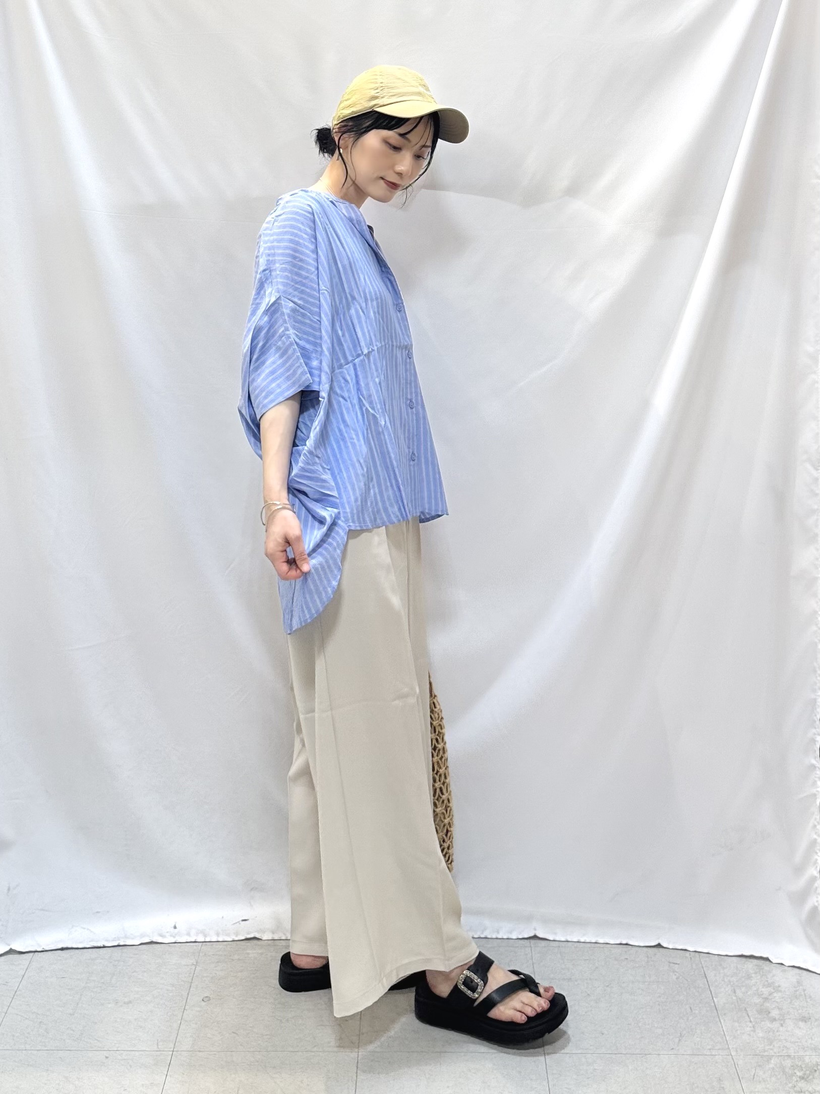 𝐇𝐢𝐫𝐨𝐦𝐢さんの「SHOO･LA･RUE｜【洗濯機可/体型カバー】二の腕隠れる ゆるっとドルマンバンドカラーシャツ」を使ったコーディネート